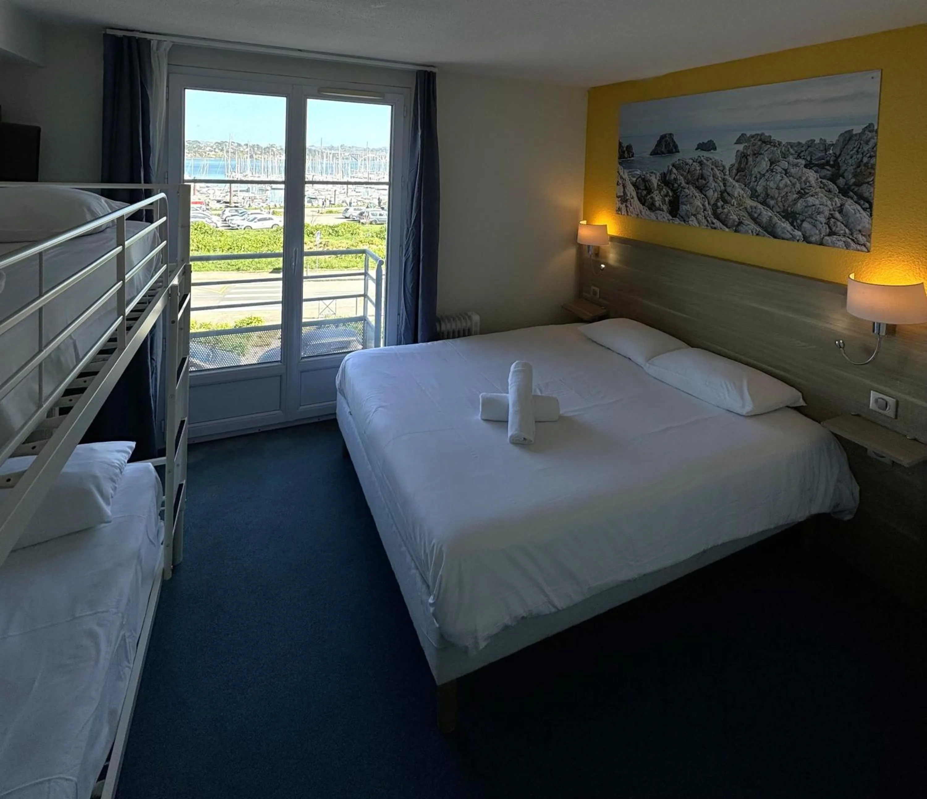 Bedroom, Bed in Couett'Hôtel Brest Port de plaisance, Les pieds dans l'eau