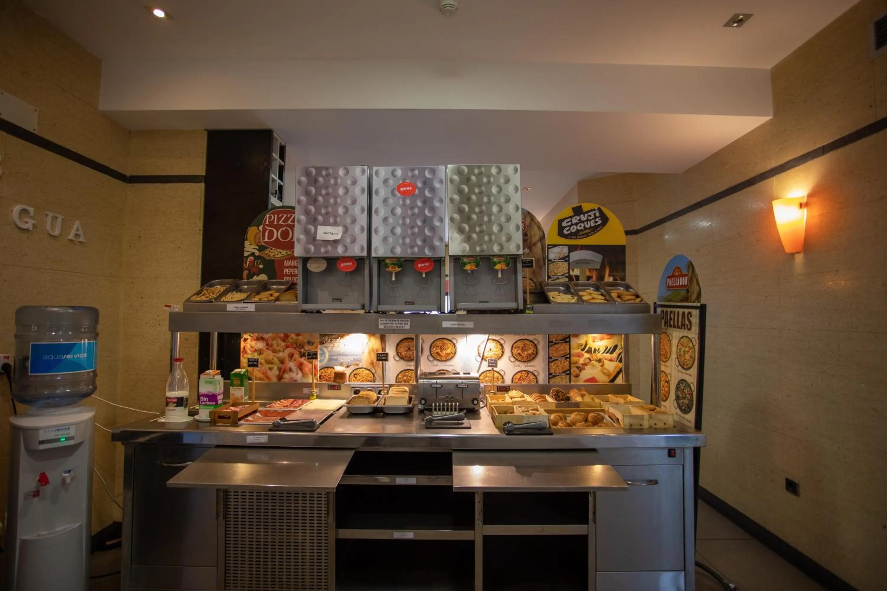 Buffet breakfast in Hotel LB Villa De Cuenca