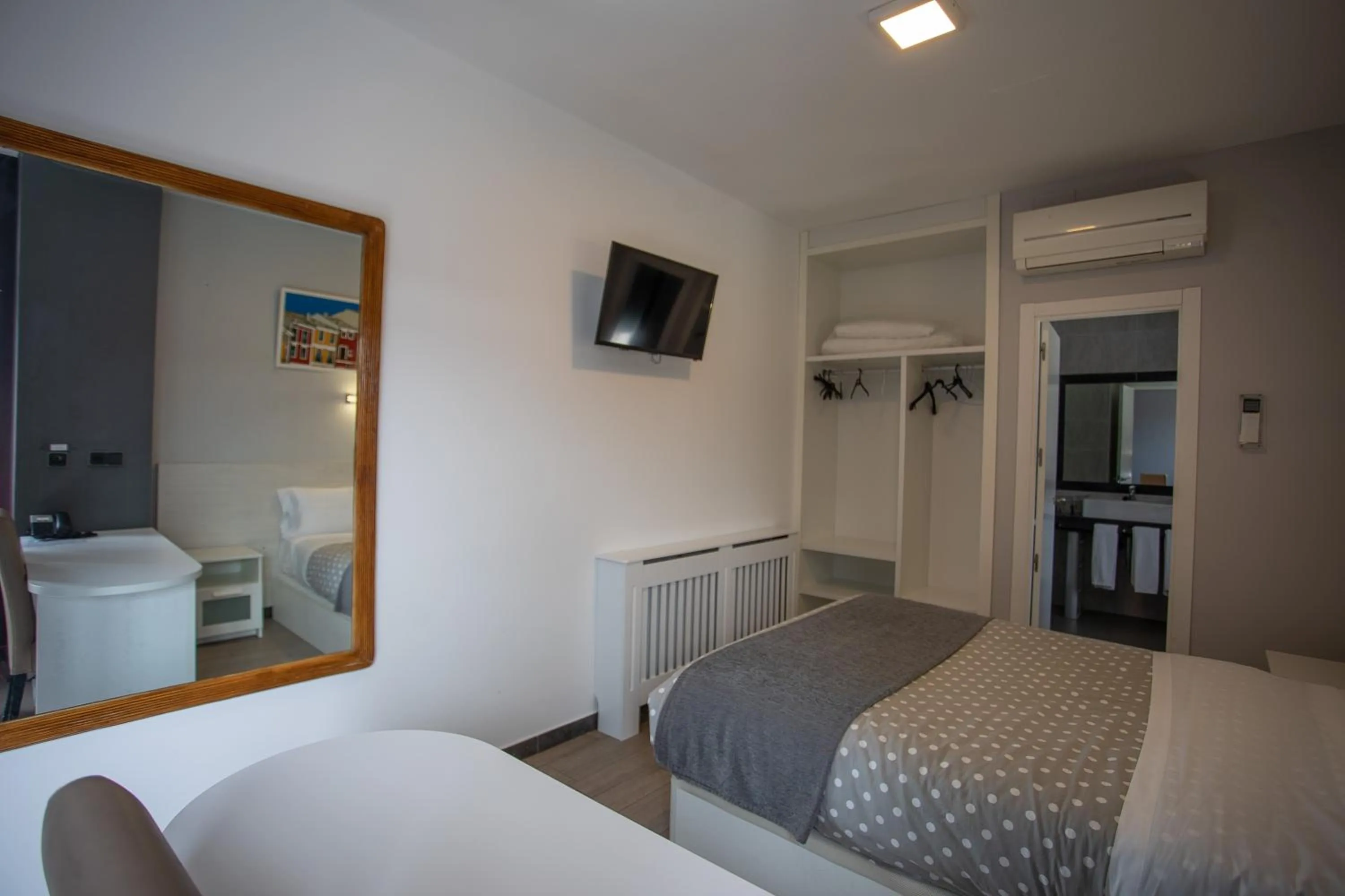 Photo of the whole room, Bed in Hotel LB Villa De Cuenca