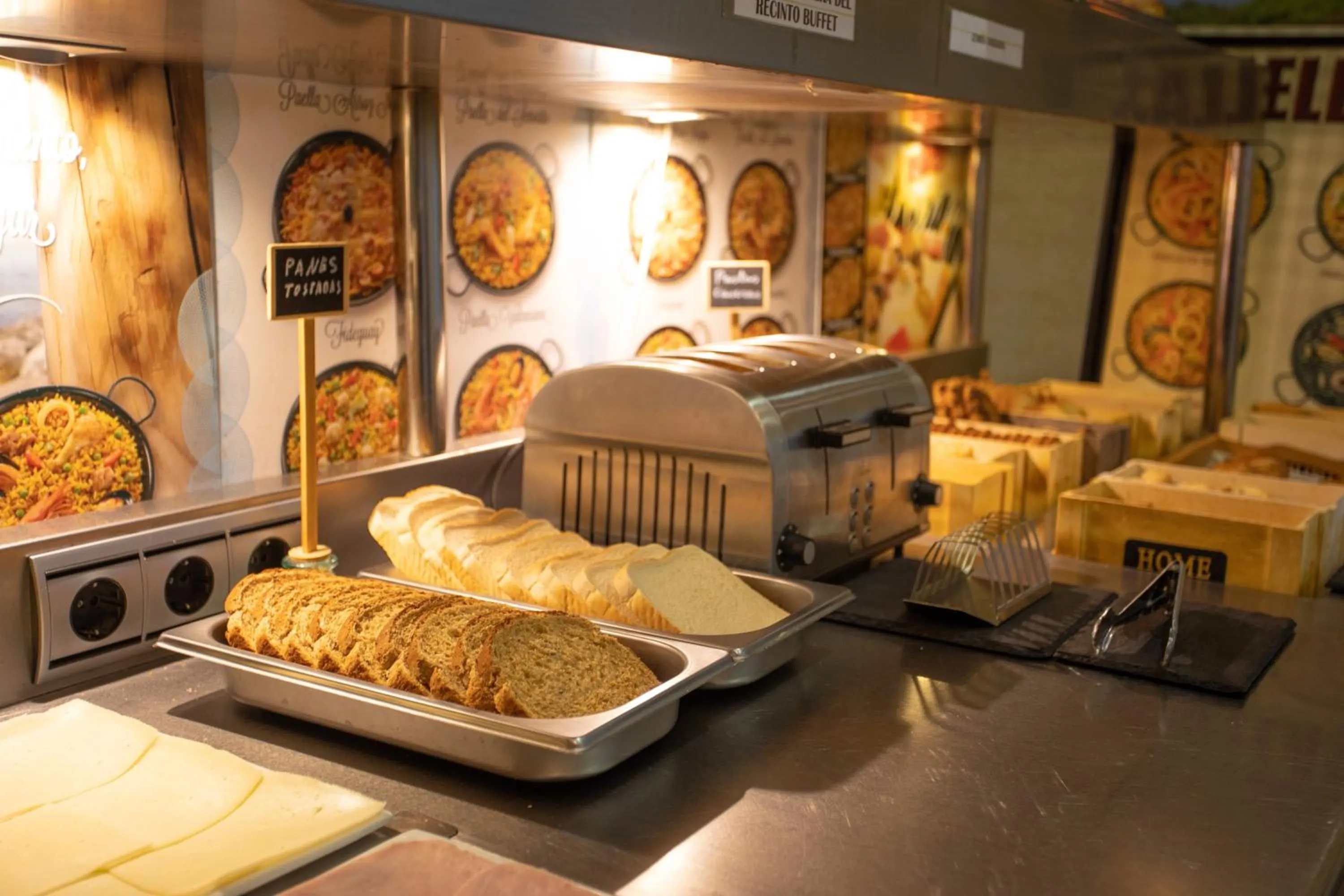 Buffet breakfast in Hotel LB Villa De Cuenca