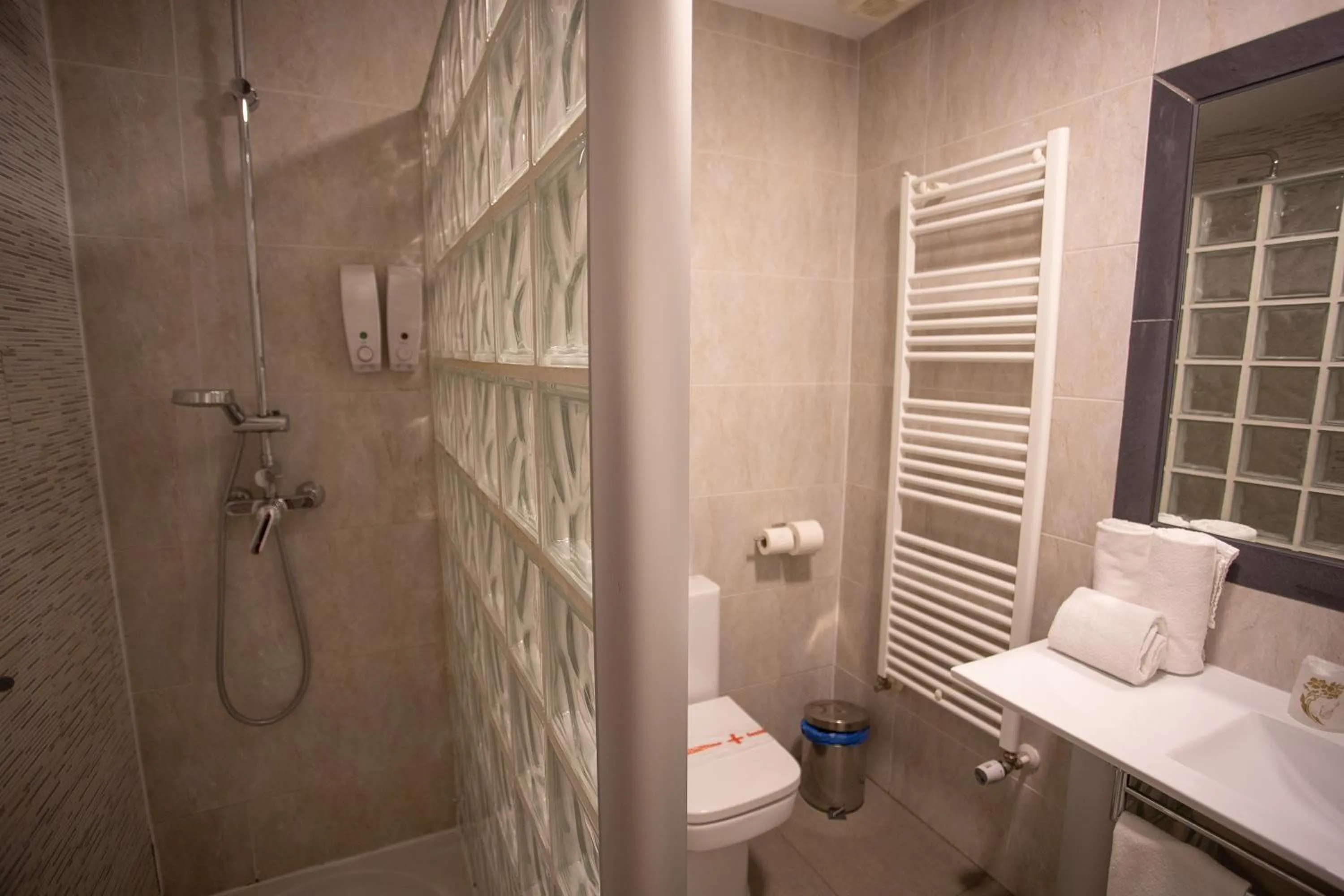 Shower in Hotel LB Villa De Cuenca
