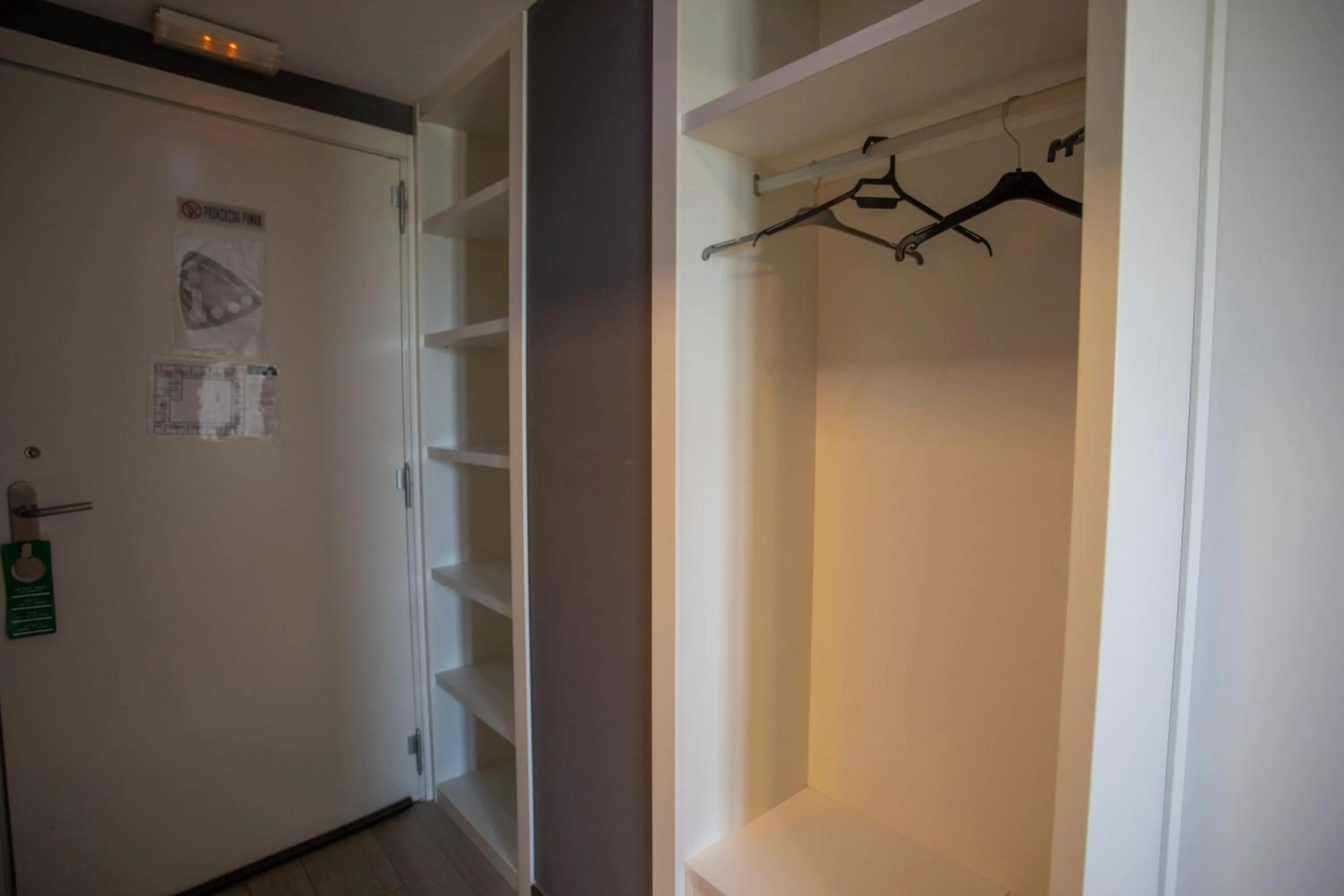 wardrobe in Hotel LB Villa De Cuenca