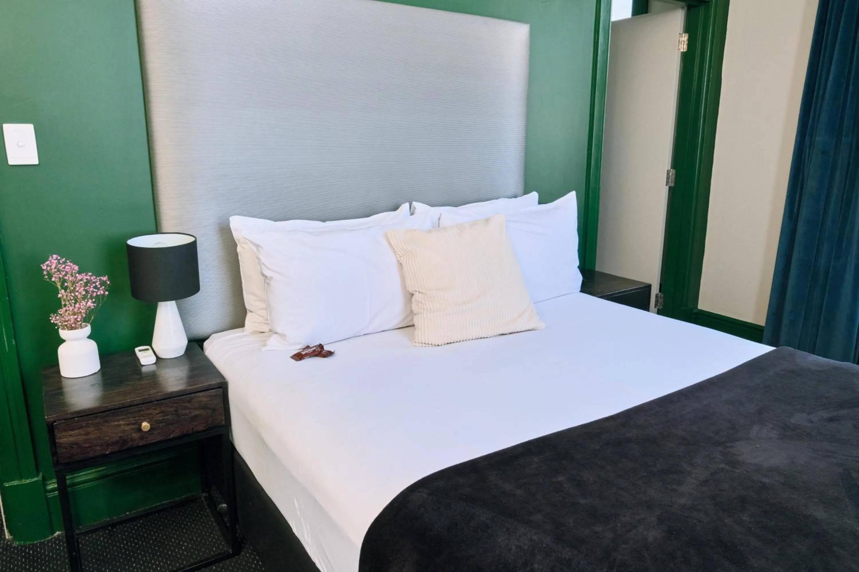 Bed in The Stirling Arms Hotel