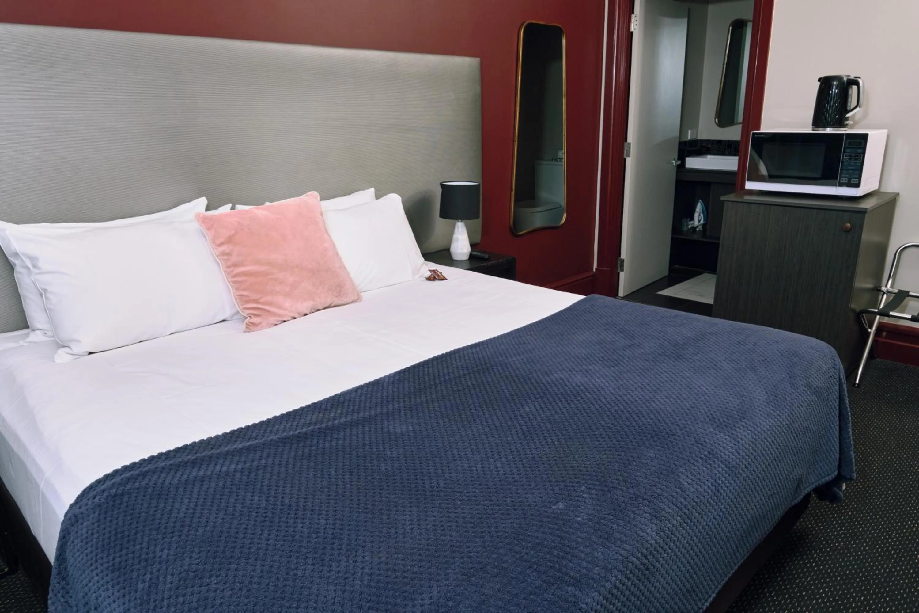 Bedroom, Bed in The Stirling Arms Hotel