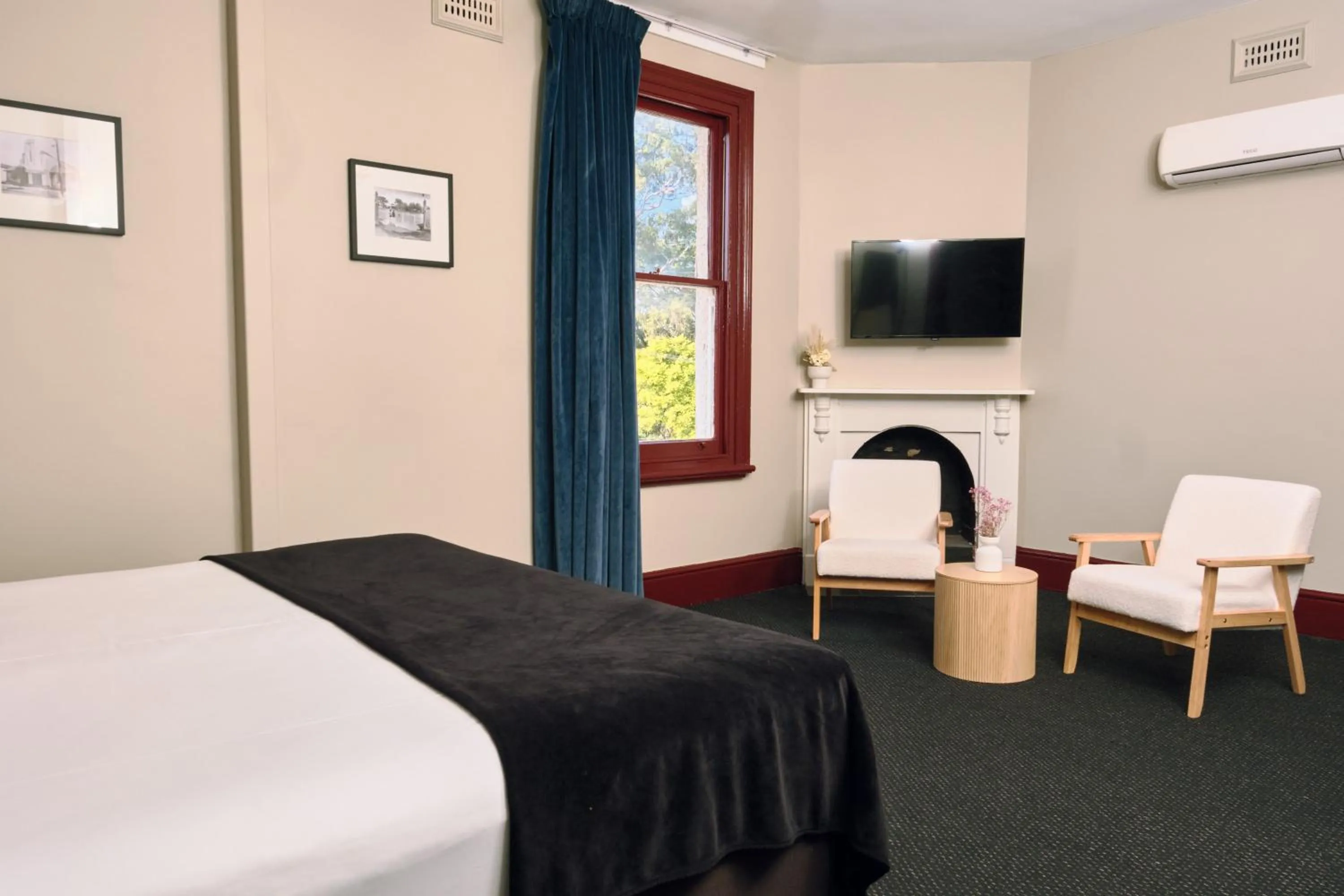 Photo of the whole room, Bed in The Stirling Arms Hotel