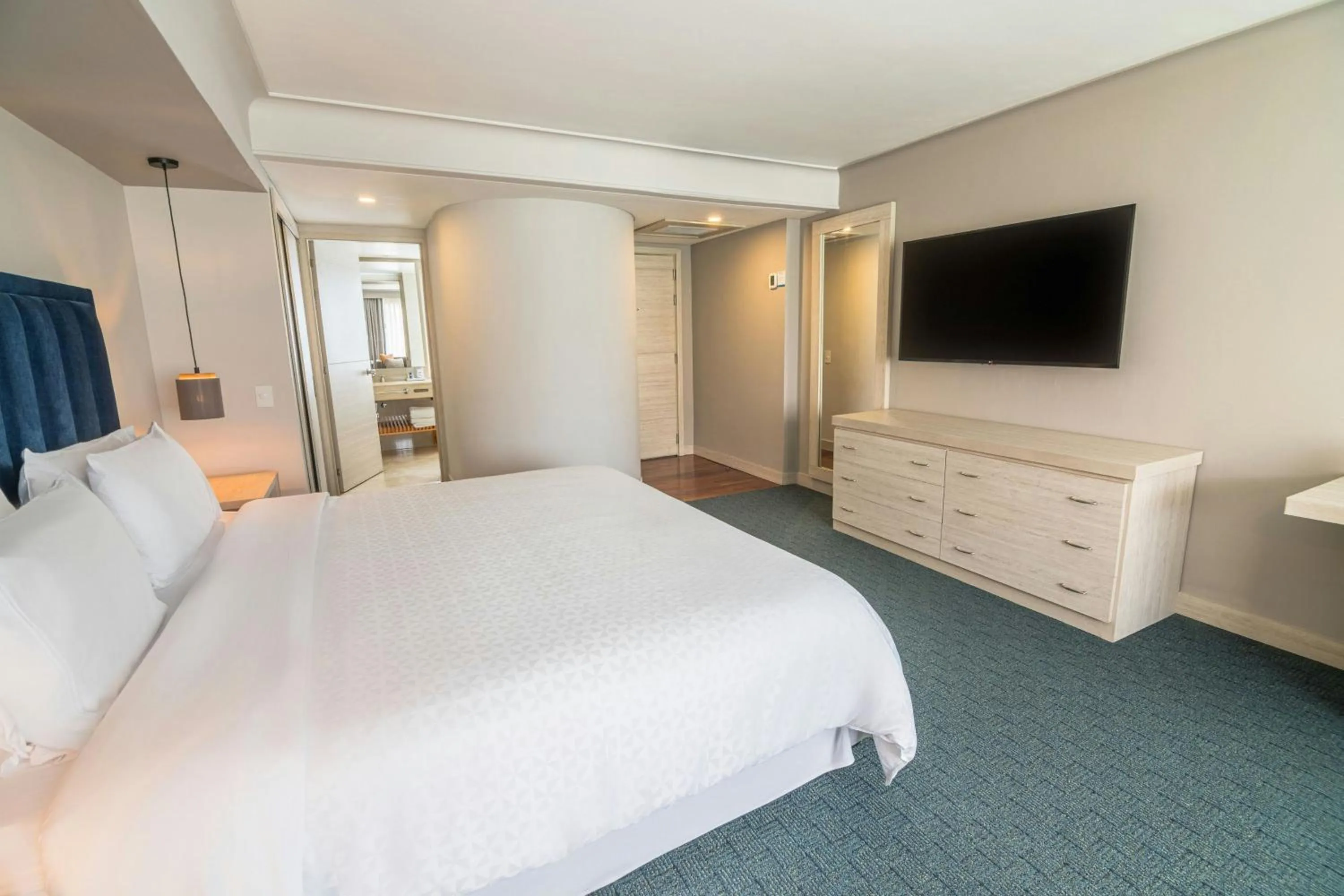 Photo of the whole room, Bed in Four Points by Sheraton Medellín