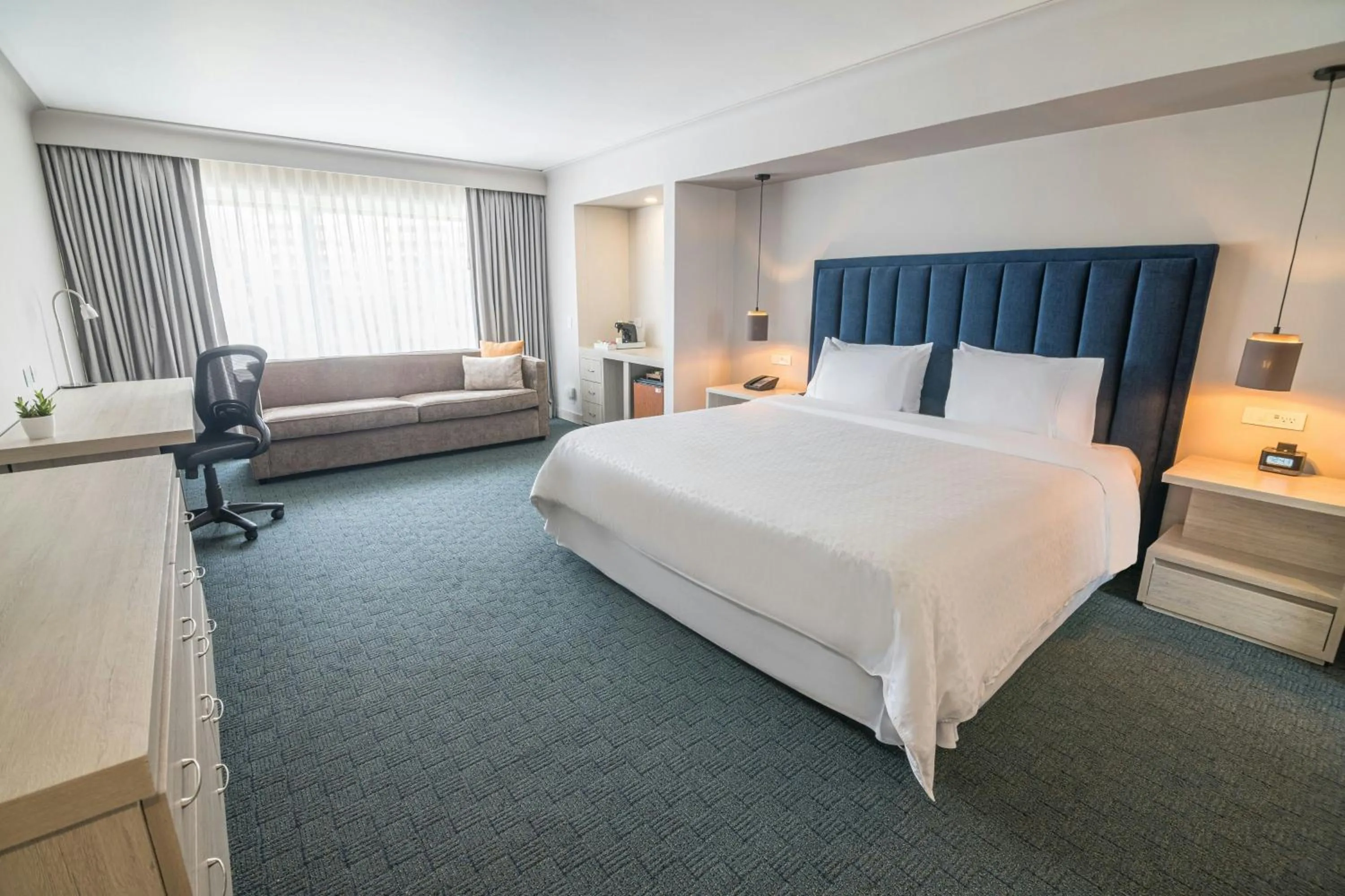 Photo of the whole room, Bed in Four Points by Sheraton Medellín