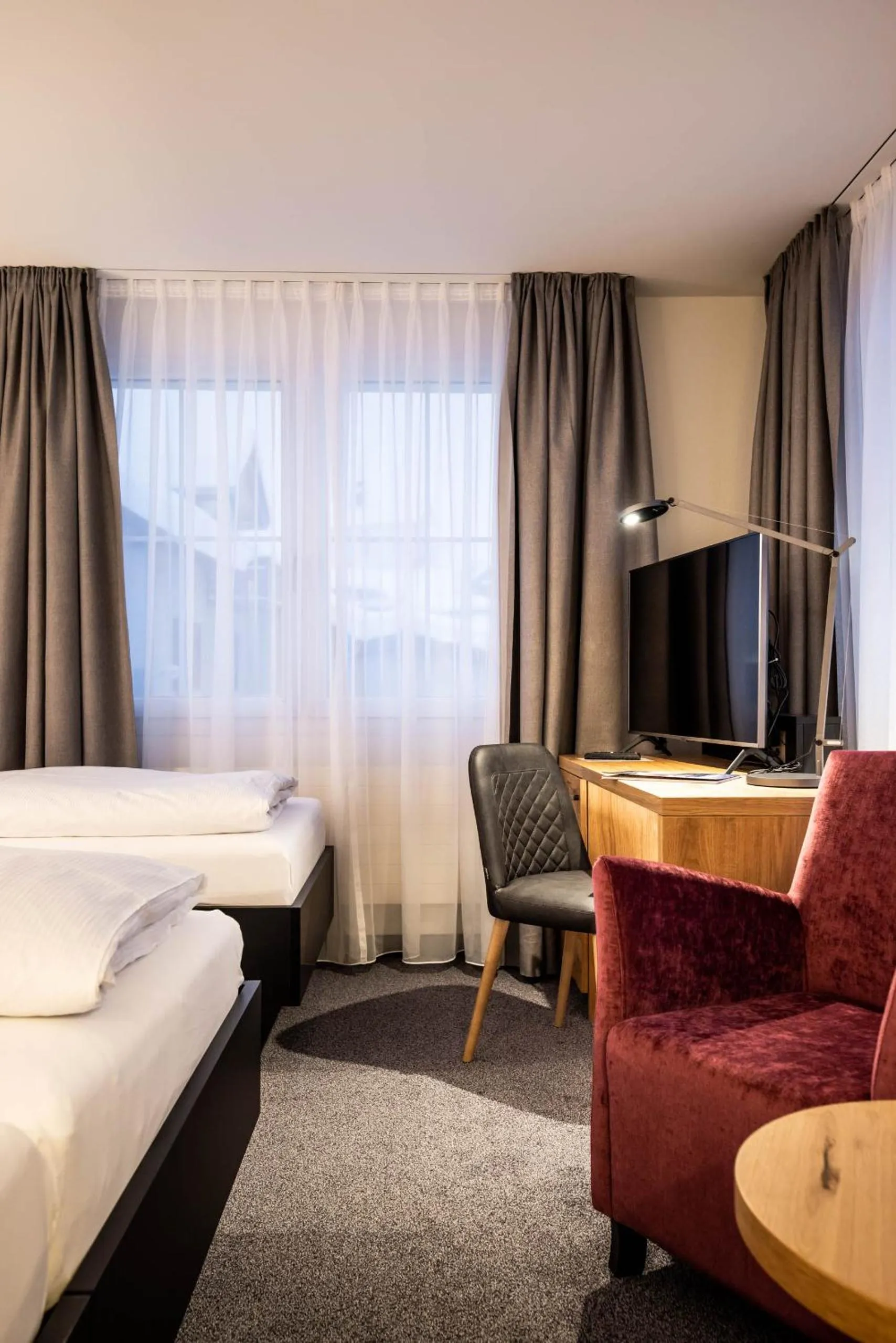 Communal lounge/ TV room, Bed in Alpenhotel Schlüssel