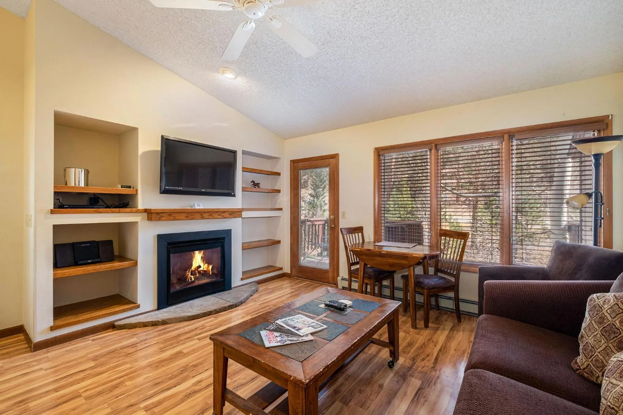 One-Bedroom Suite with Kitchenette with Stove - Upper Floor in Boulder Brook on Fall River
