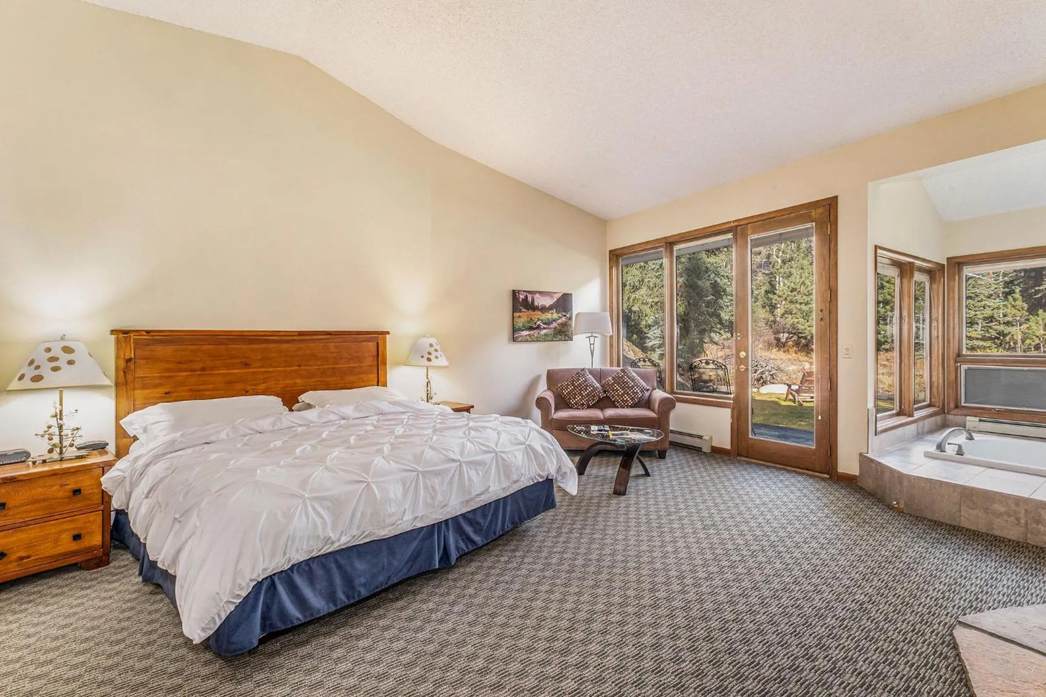 Suite with Spa Bath and Kitchenette in Boulder Brook on Fall River