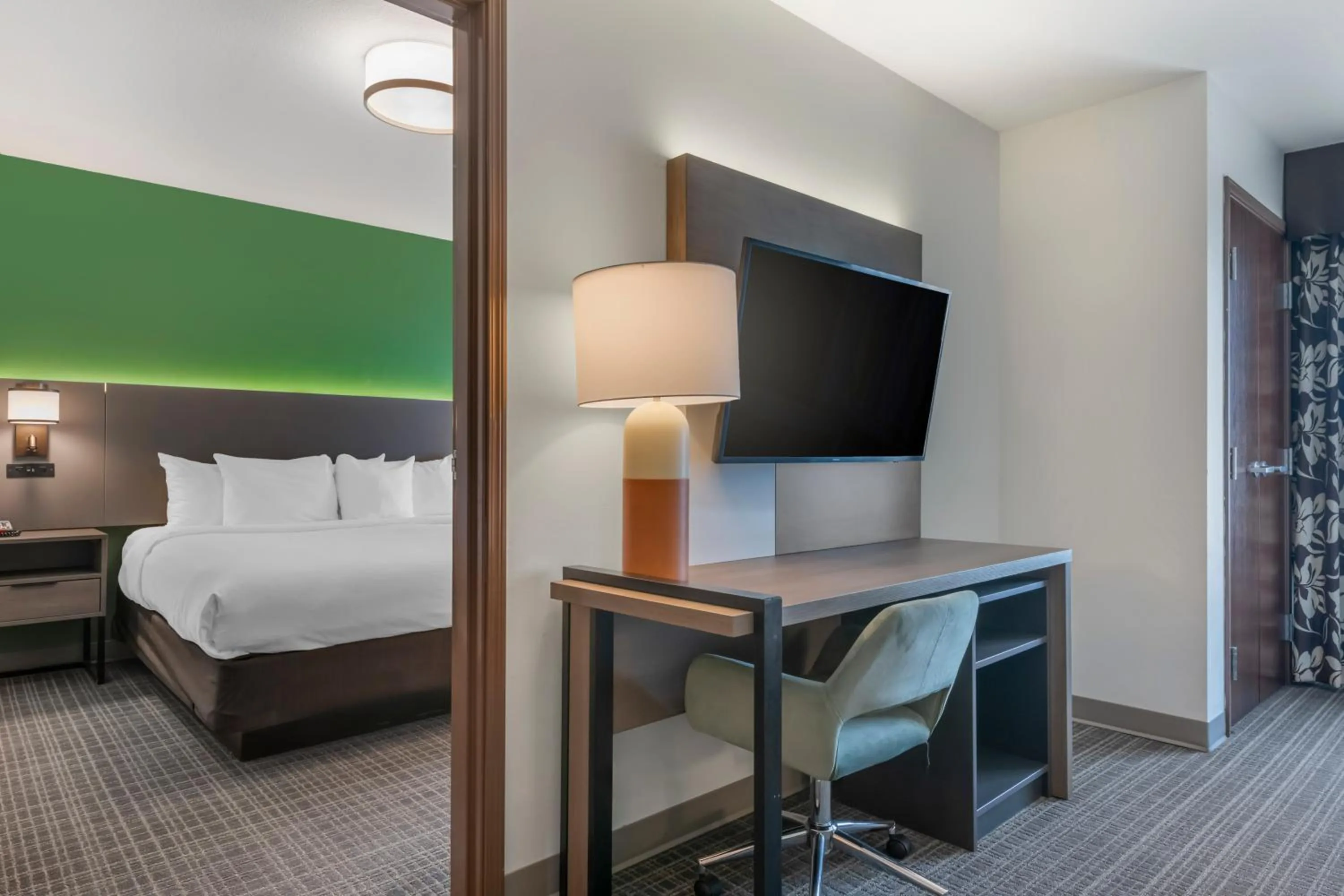 TV and multimedia, Bed in Comfort Suites Conference Center Rapid City