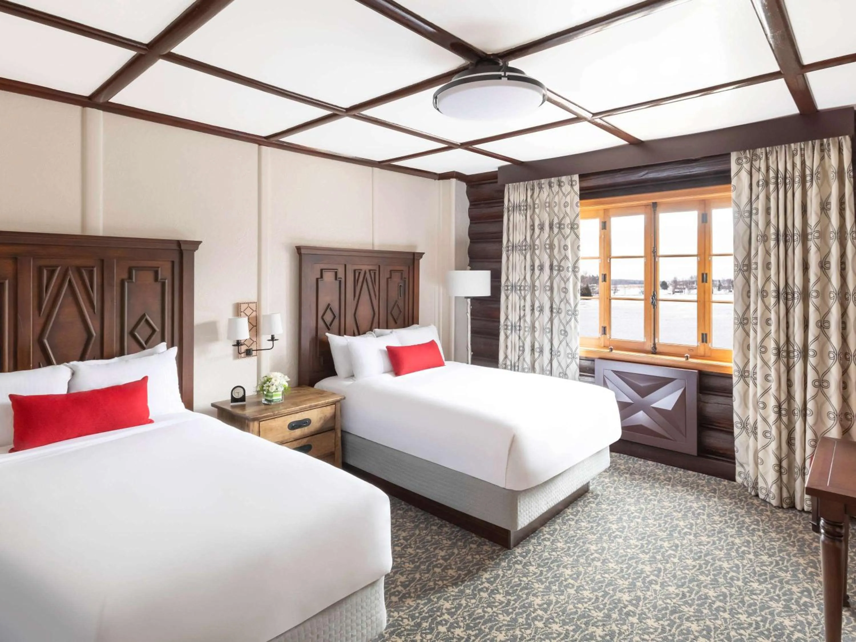 Photo of the whole room, Bed in Fairmont Le Chateau Montebello