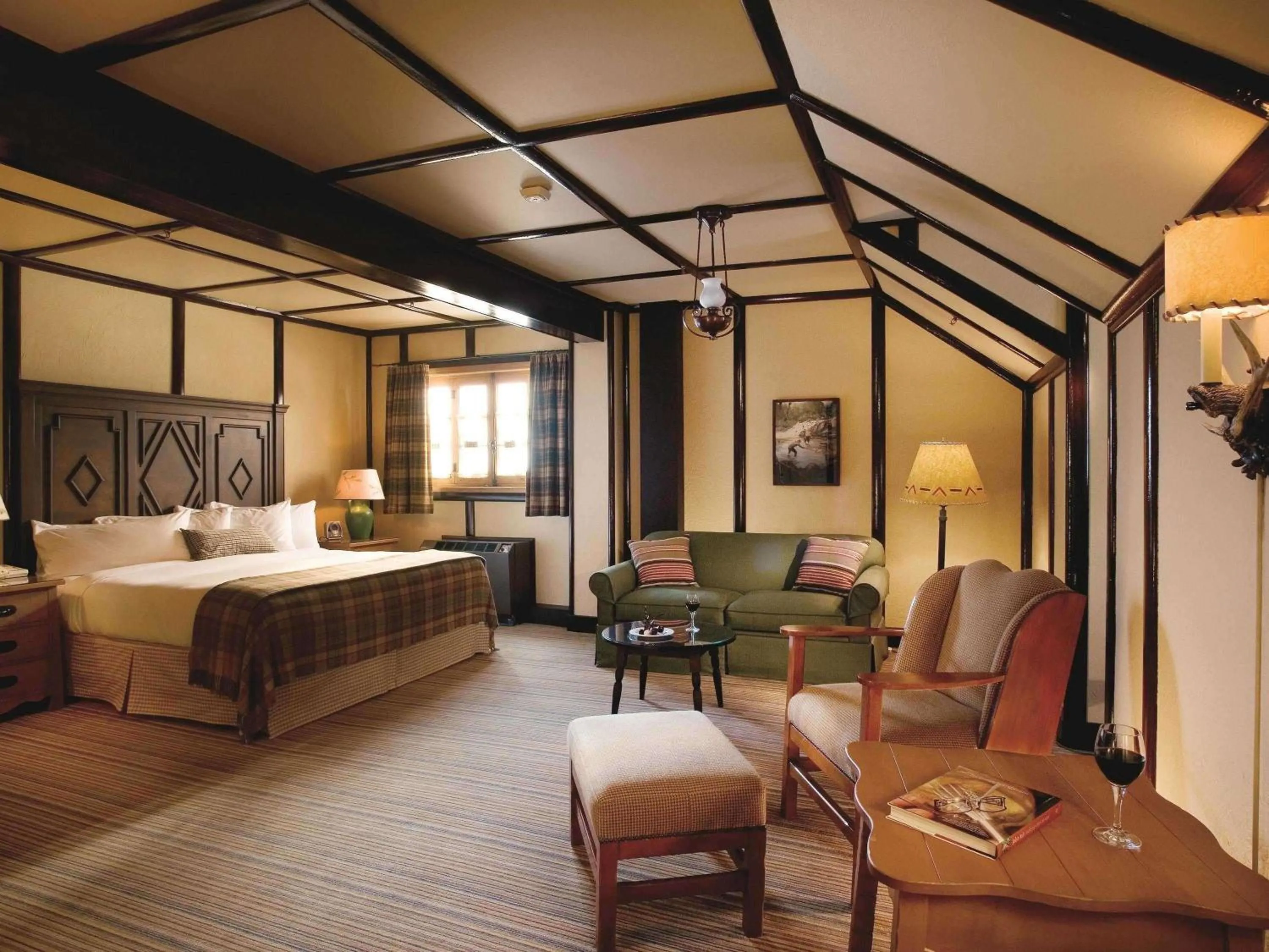 Photo of the whole room, Bed in Fairmont Le Chateau Montebello