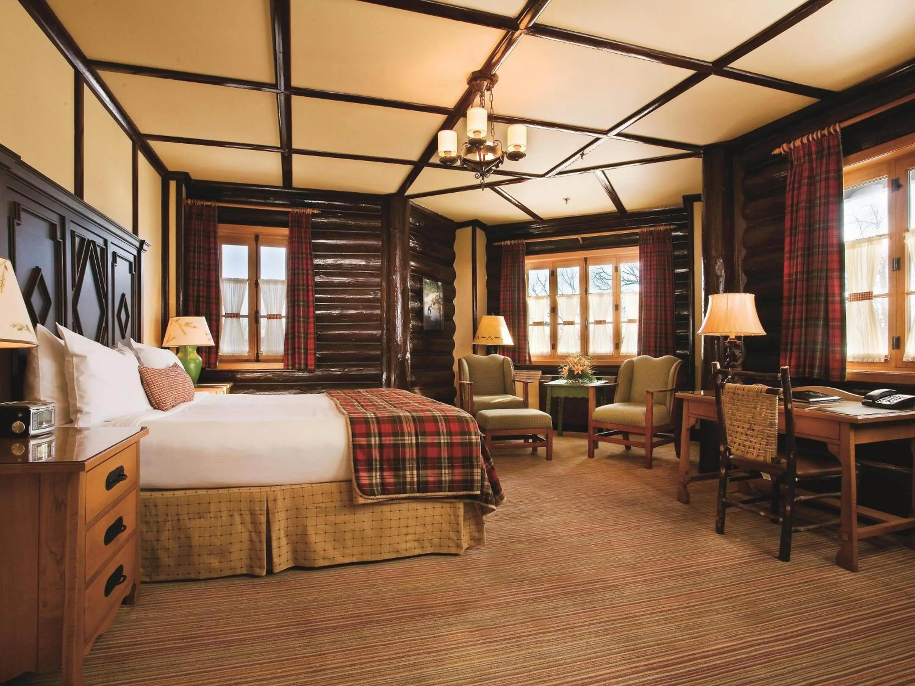 Bedroom, Bed in Fairmont Le Chateau Montebello