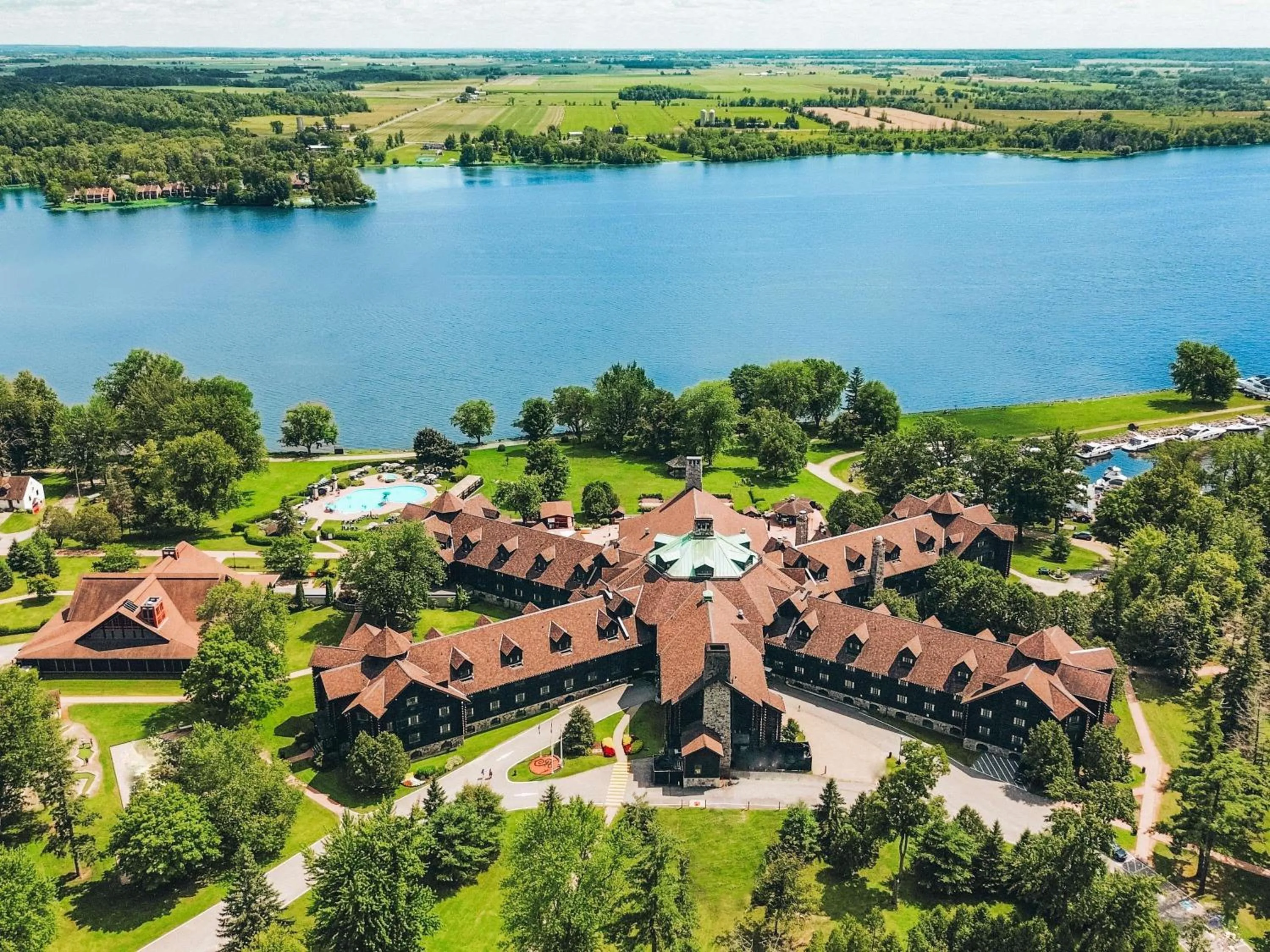 Property building in Fairmont Le Chateau Montebello