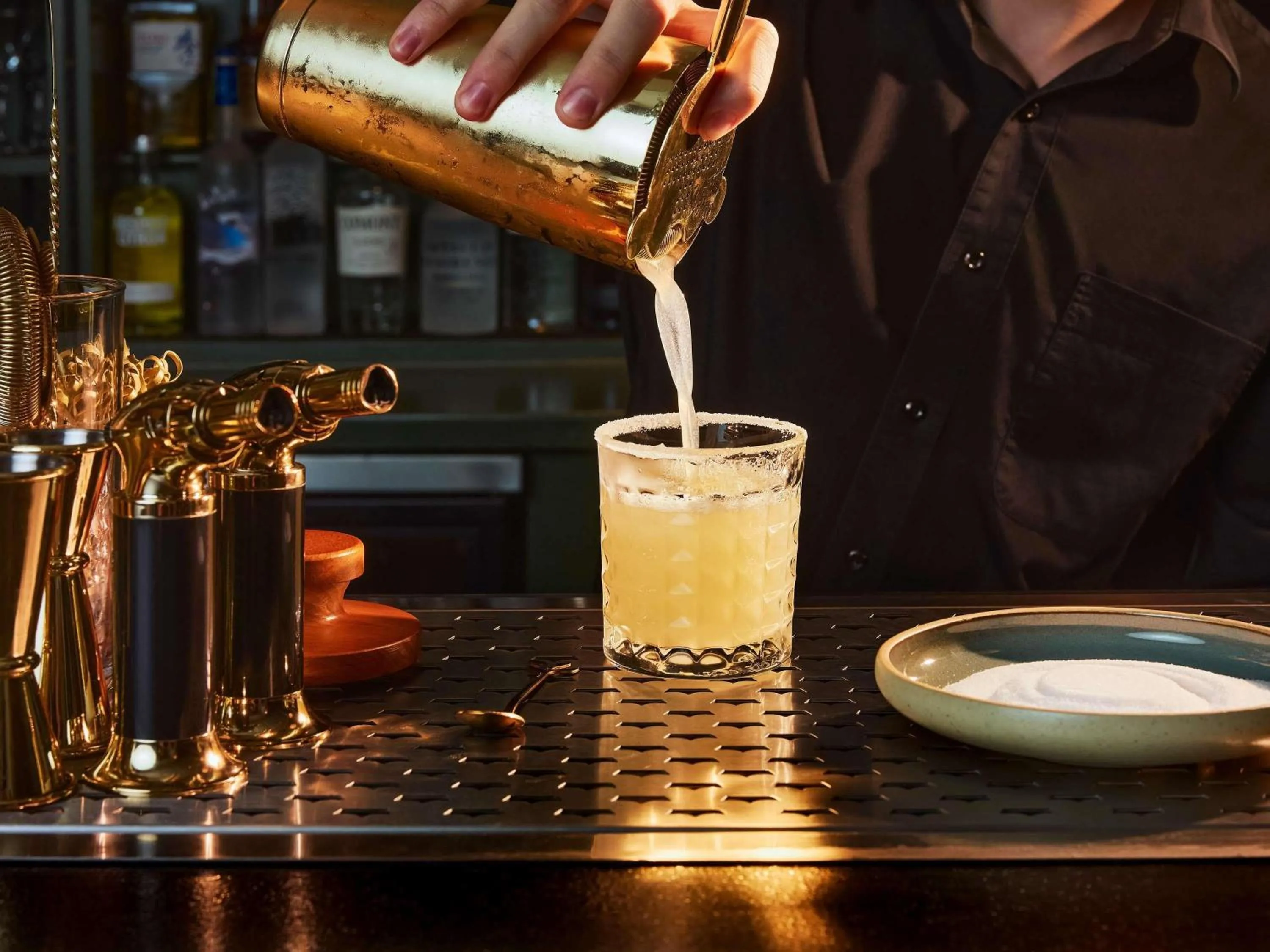 Lounge or bar in Fairmont Le Chateau Montebello