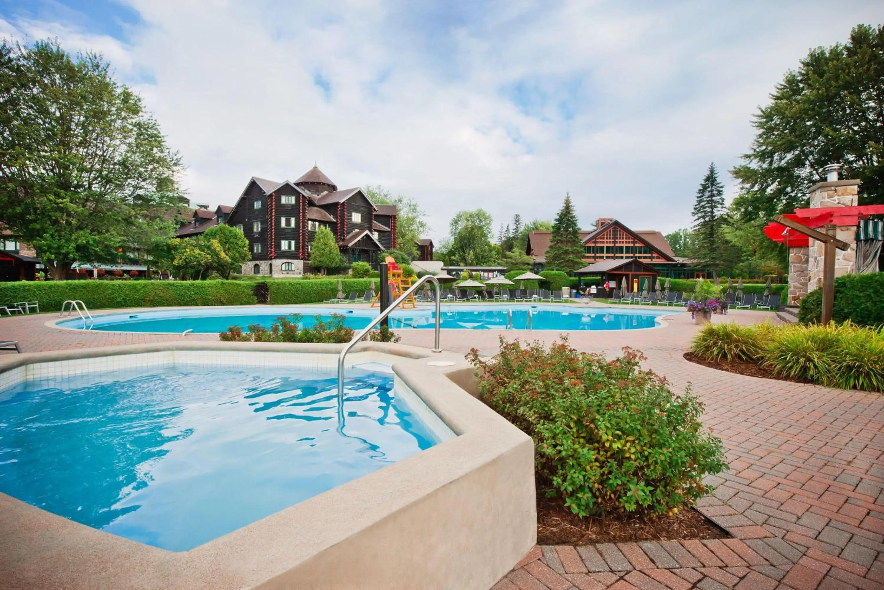 Swimming pool in Fairmont Le Chateau Montebello