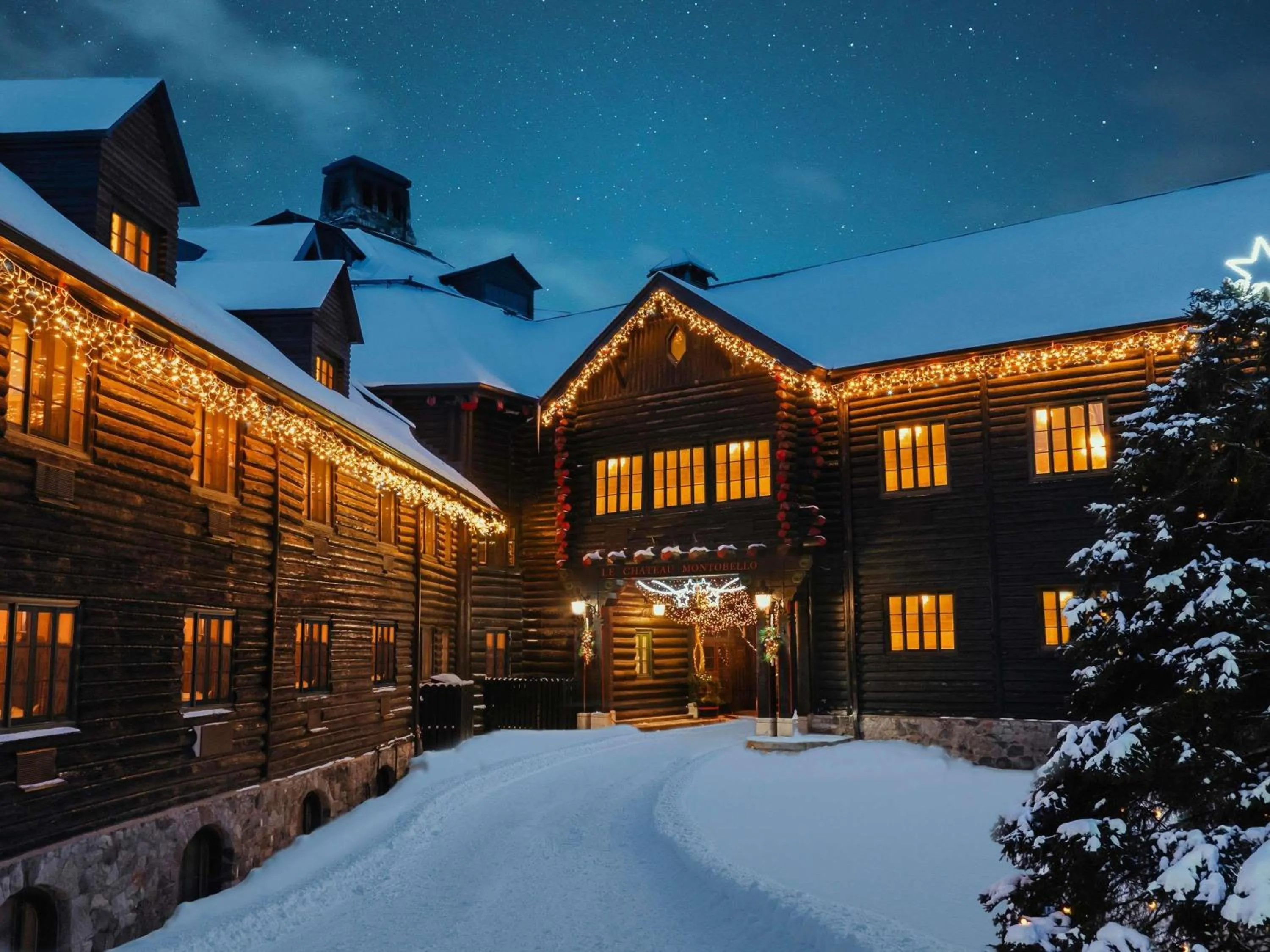 Property building in Fairmont Le Chateau Montebello