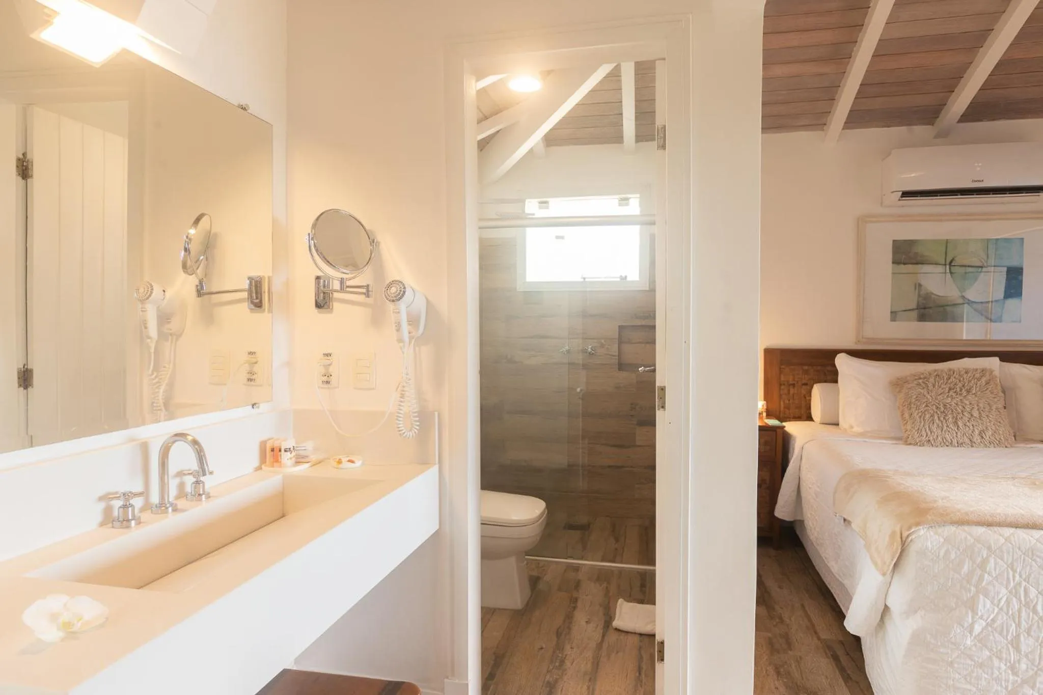 Bathroom, Bed in La Pedrera Small Hotel & Spa