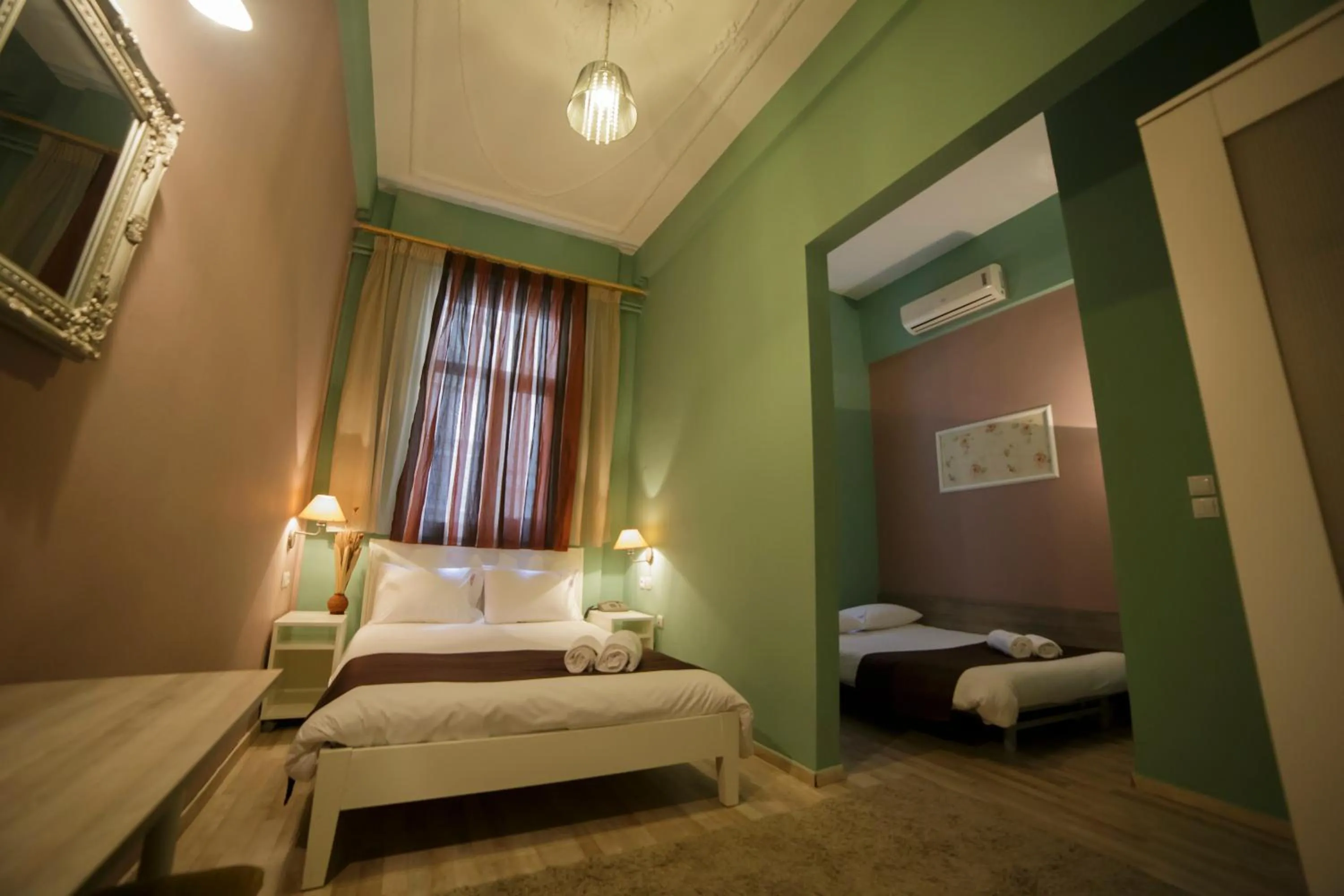 Photo of the whole room in Atlantis