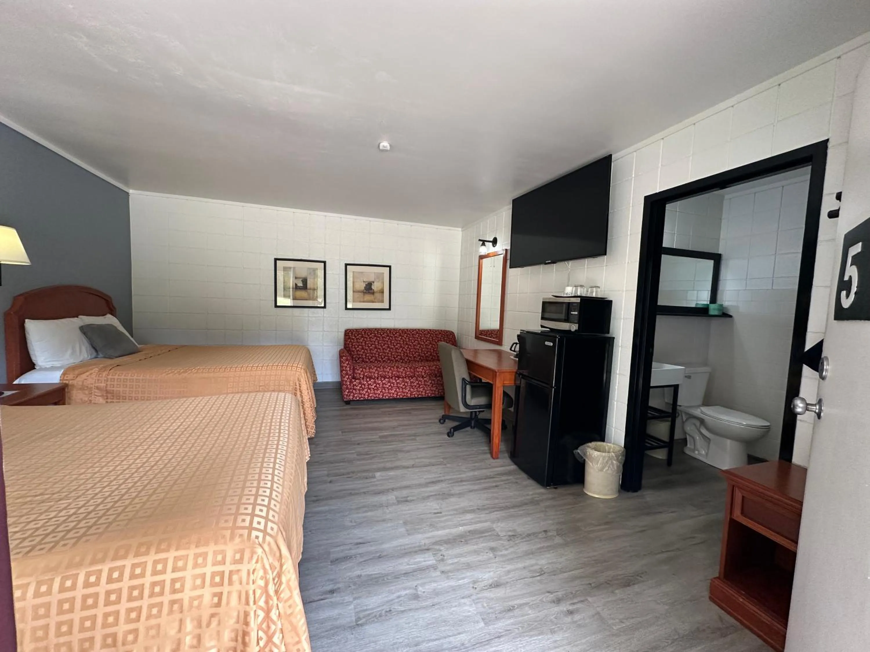 Photo of the whole room, Bed in Skyview Motel - Prairie du Sac