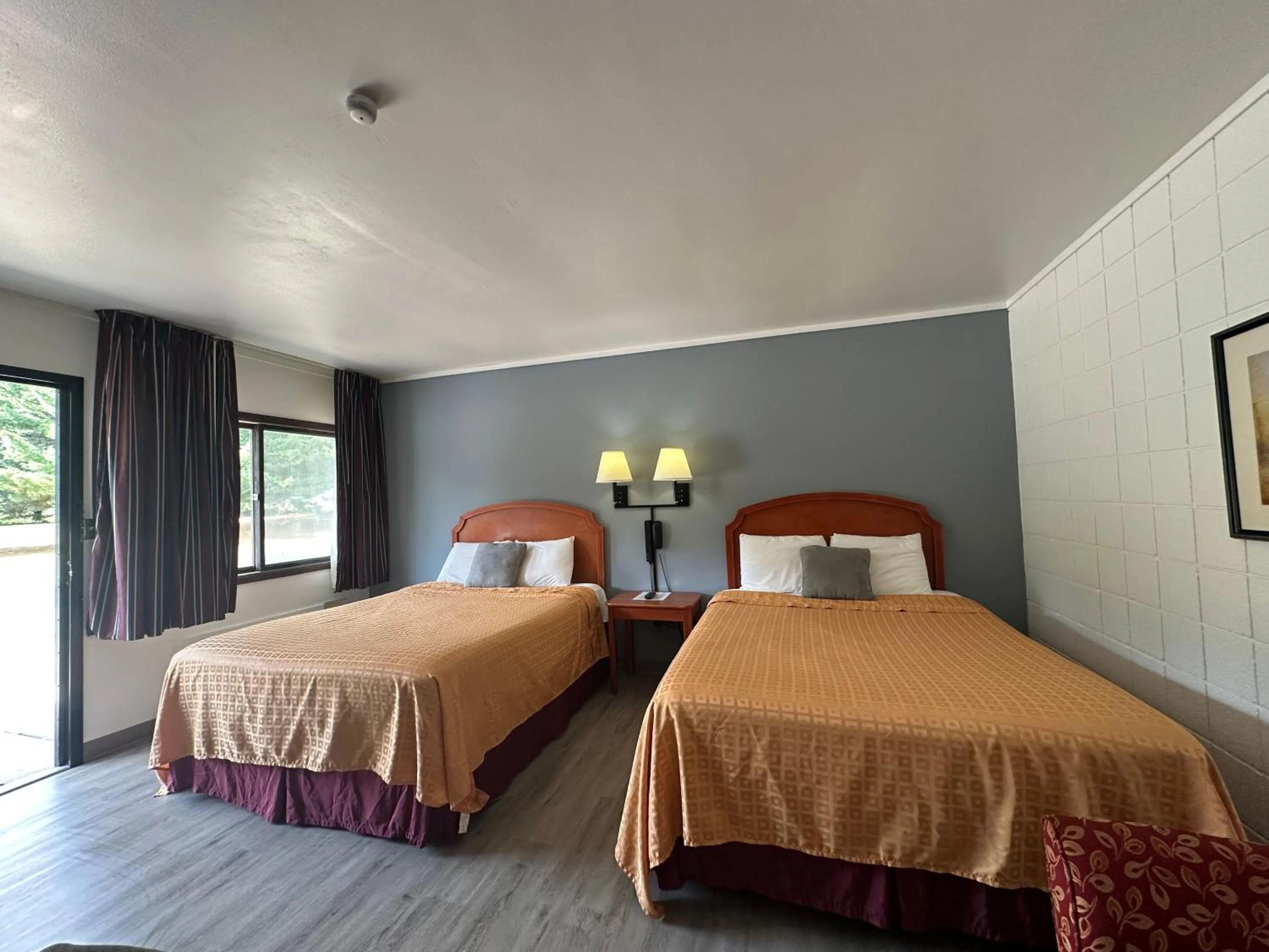 Bed in Skyview Motel - Prairie du Sac