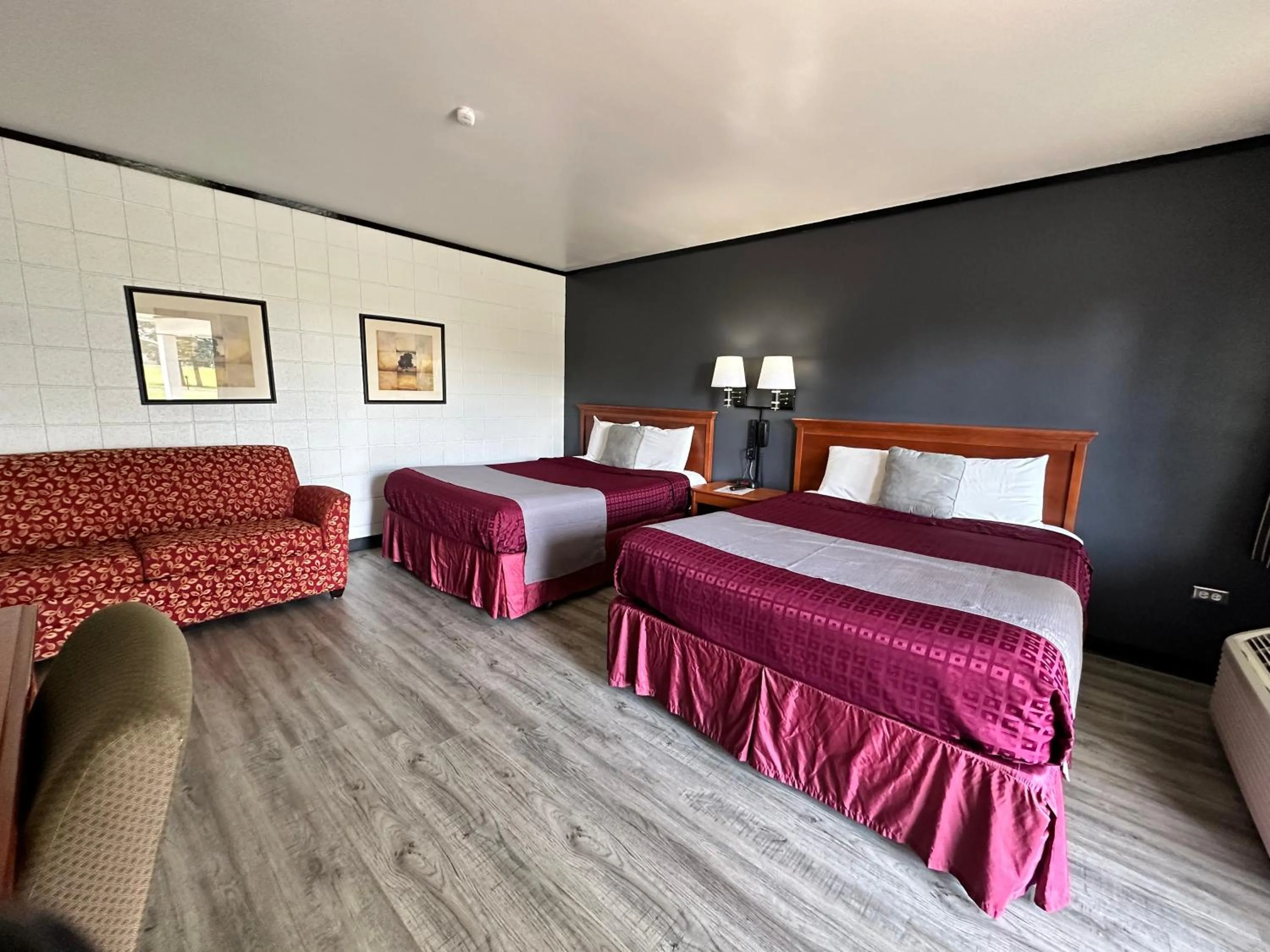 Photo of the whole room, Bed in Skyview Motel - Prairie du Sac