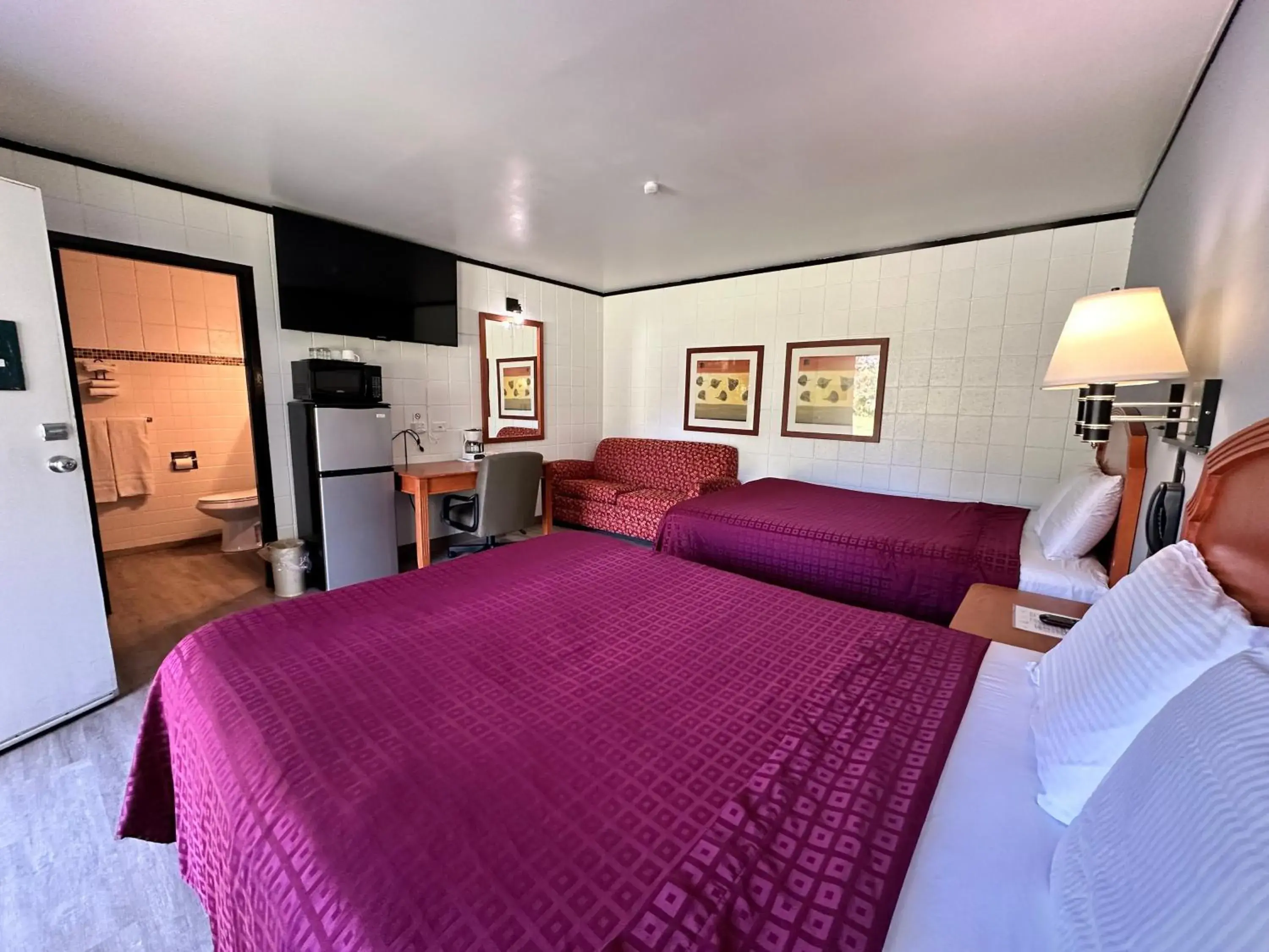 Queen Room with Two Queen Beds - single occupancy in Skyview Motel - Prairie du Sac Queen Room with Two Queen Beds - single occupancy in Skyview Motel - Prairie du Sac