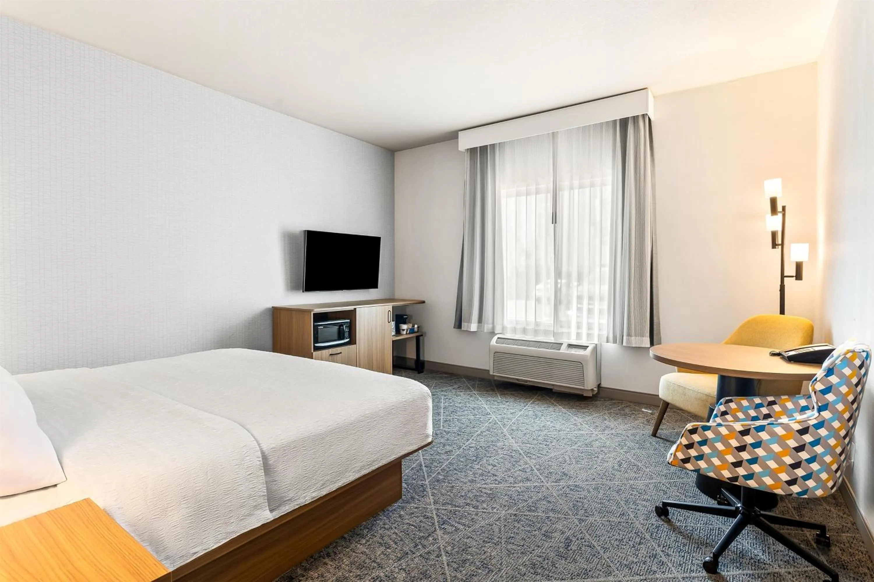 Bed in Hampton Inn and Suites Merced