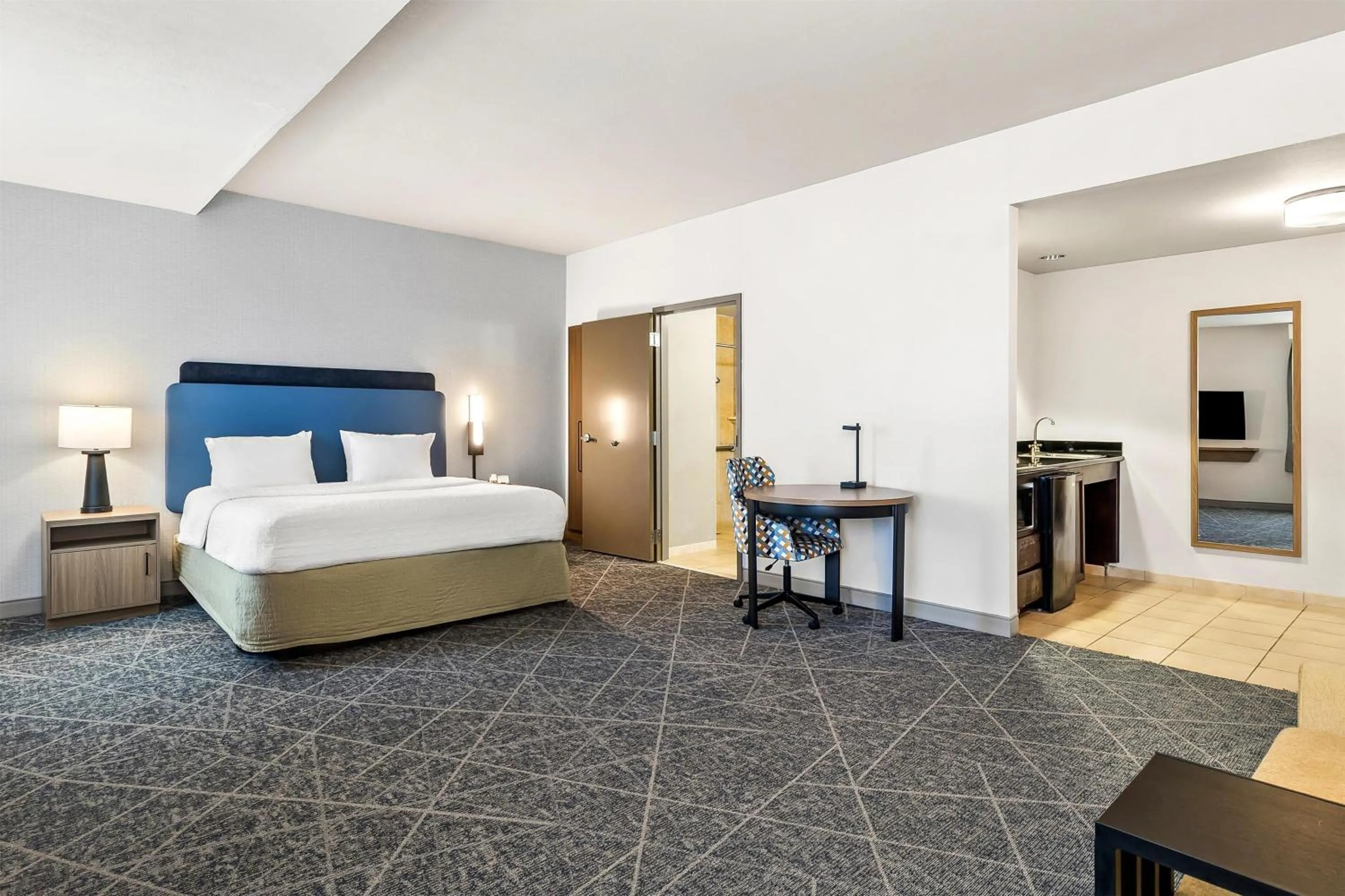 Bed in Hampton Inn and Suites Merced