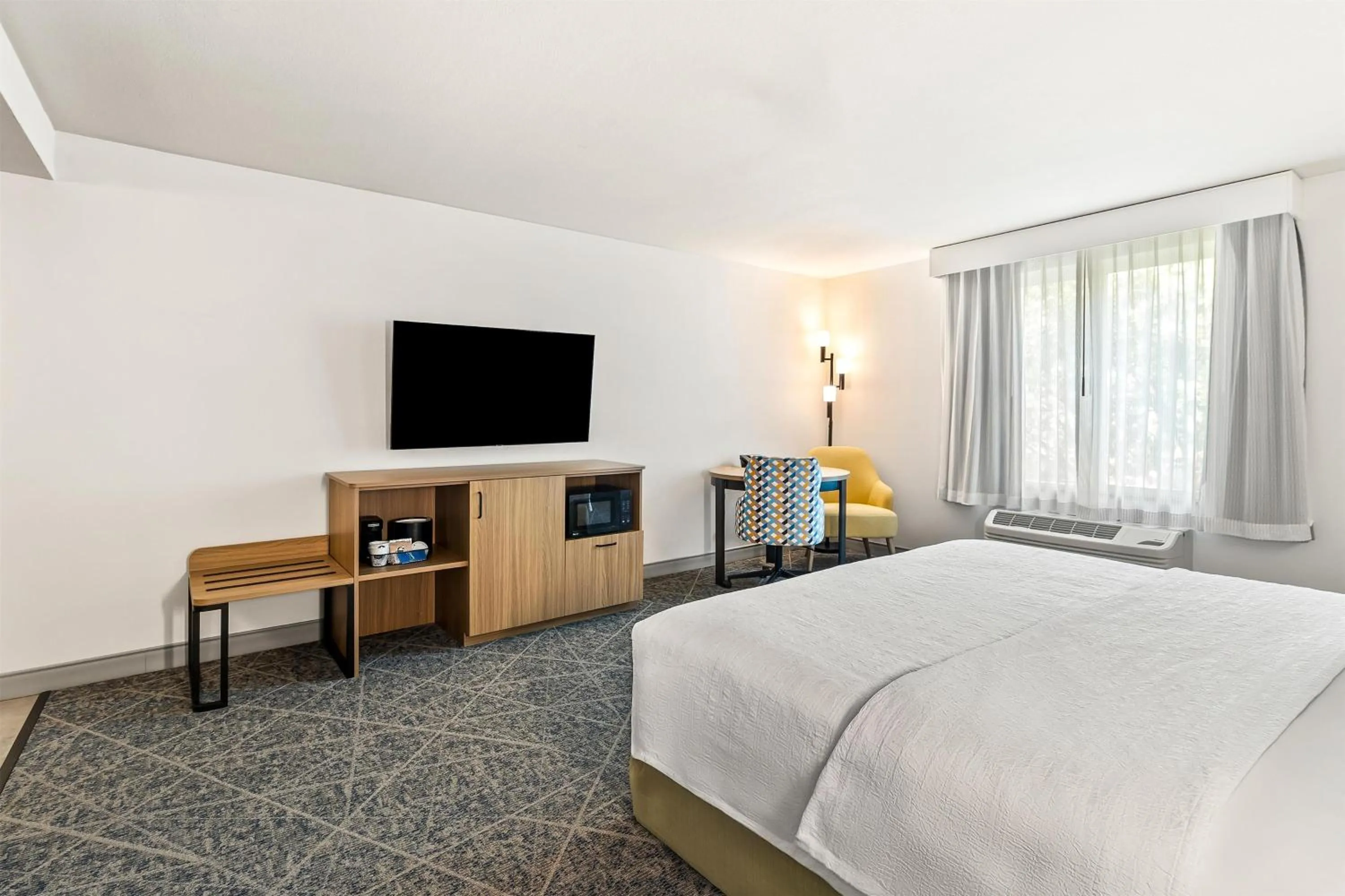 Bed in Hampton Inn and Suites Merced