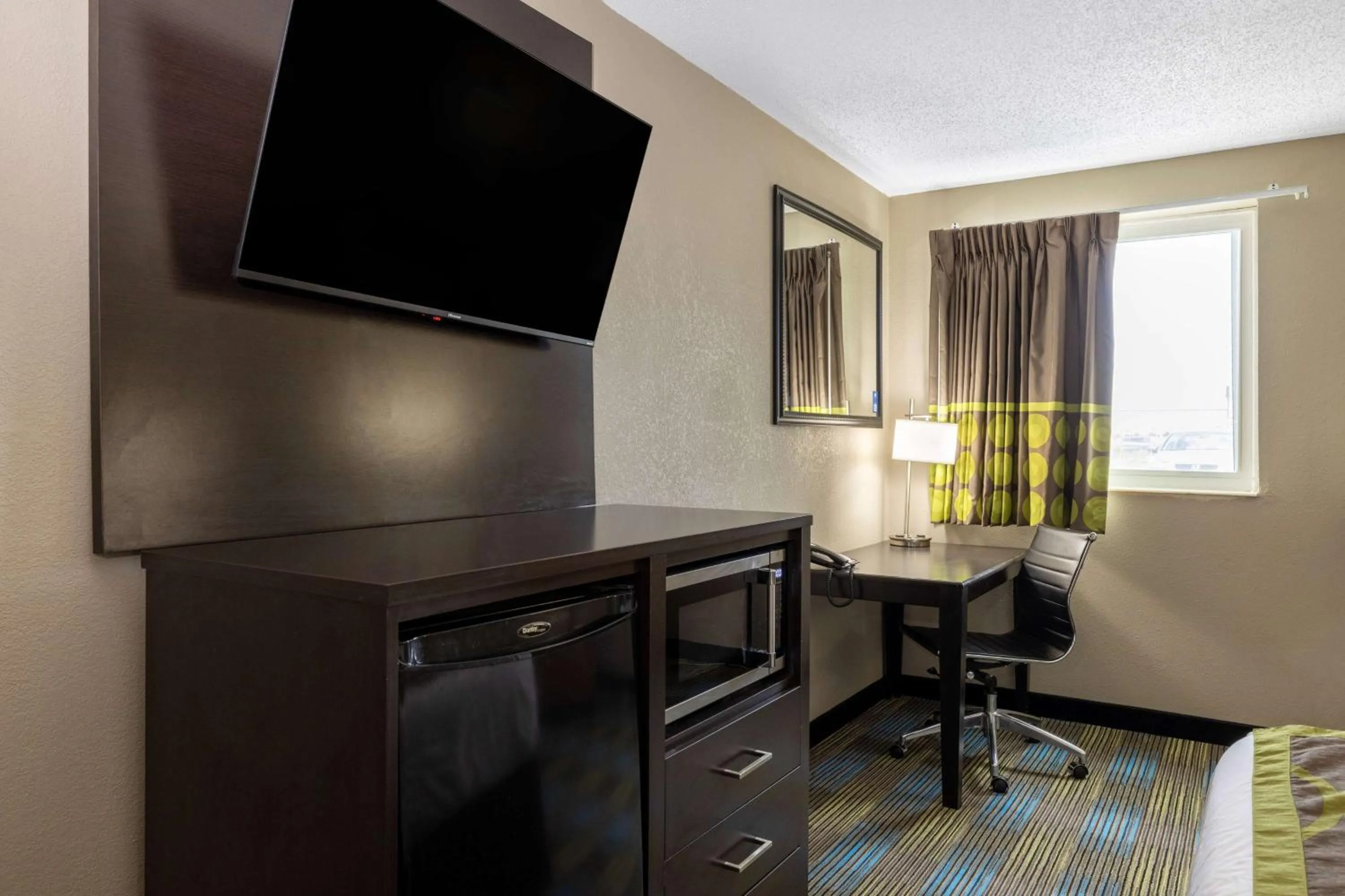Photo of the whole room in Super 8 by Wyndham Omaha SW