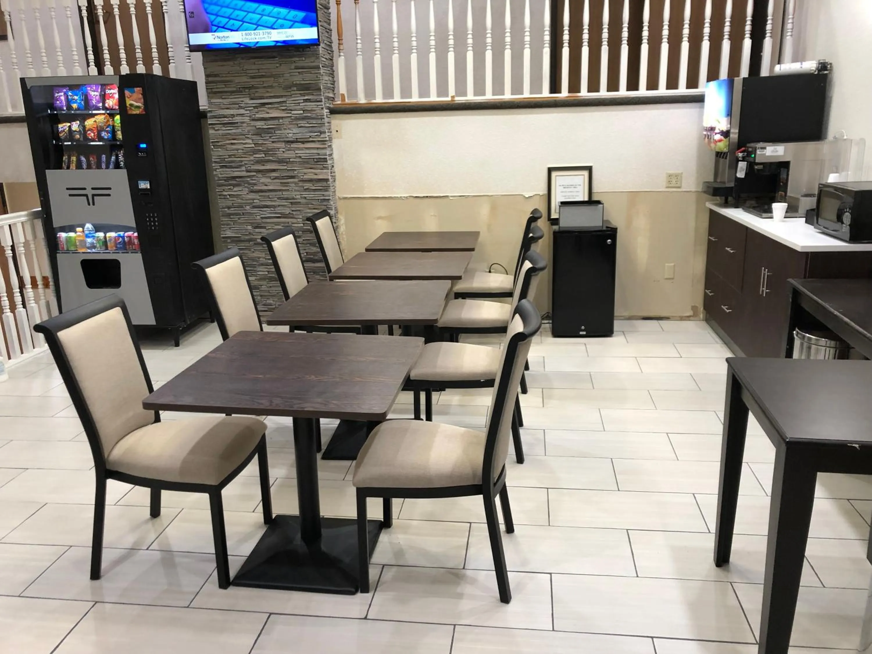 Super 8 by Wyndham Omaha SW