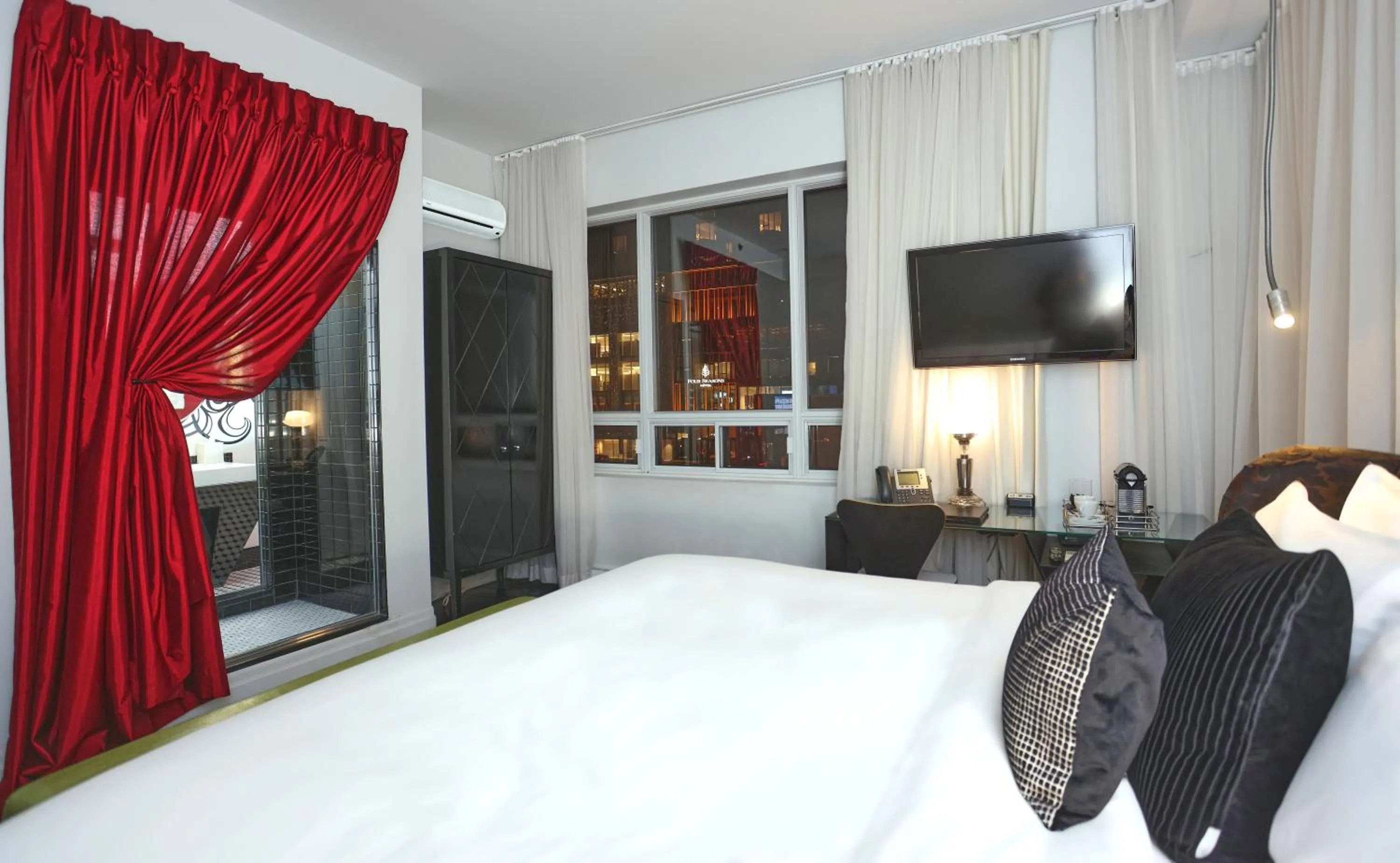 Bed in Hotel Chez Swann