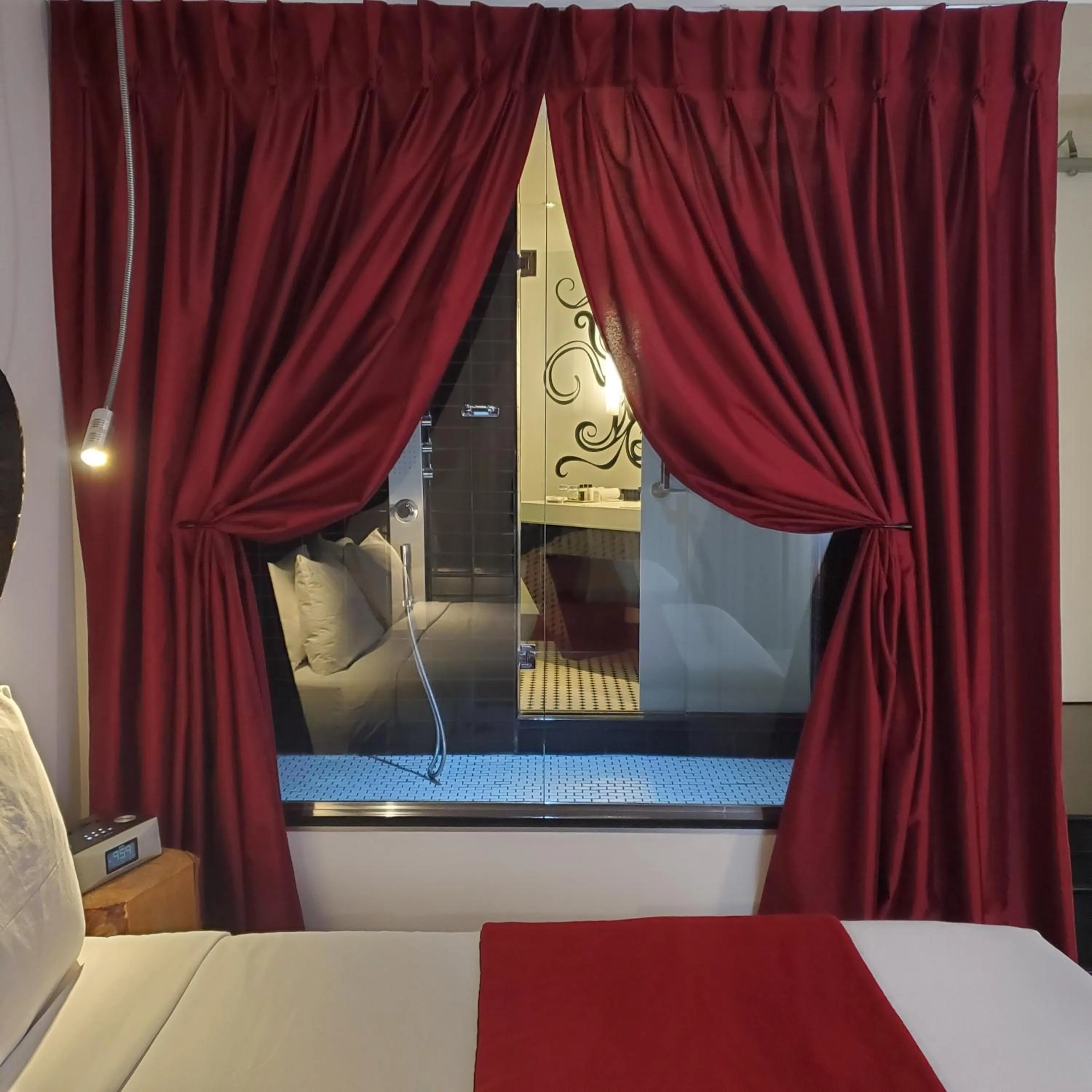 Shower, Bed in Hotel Chez Swann