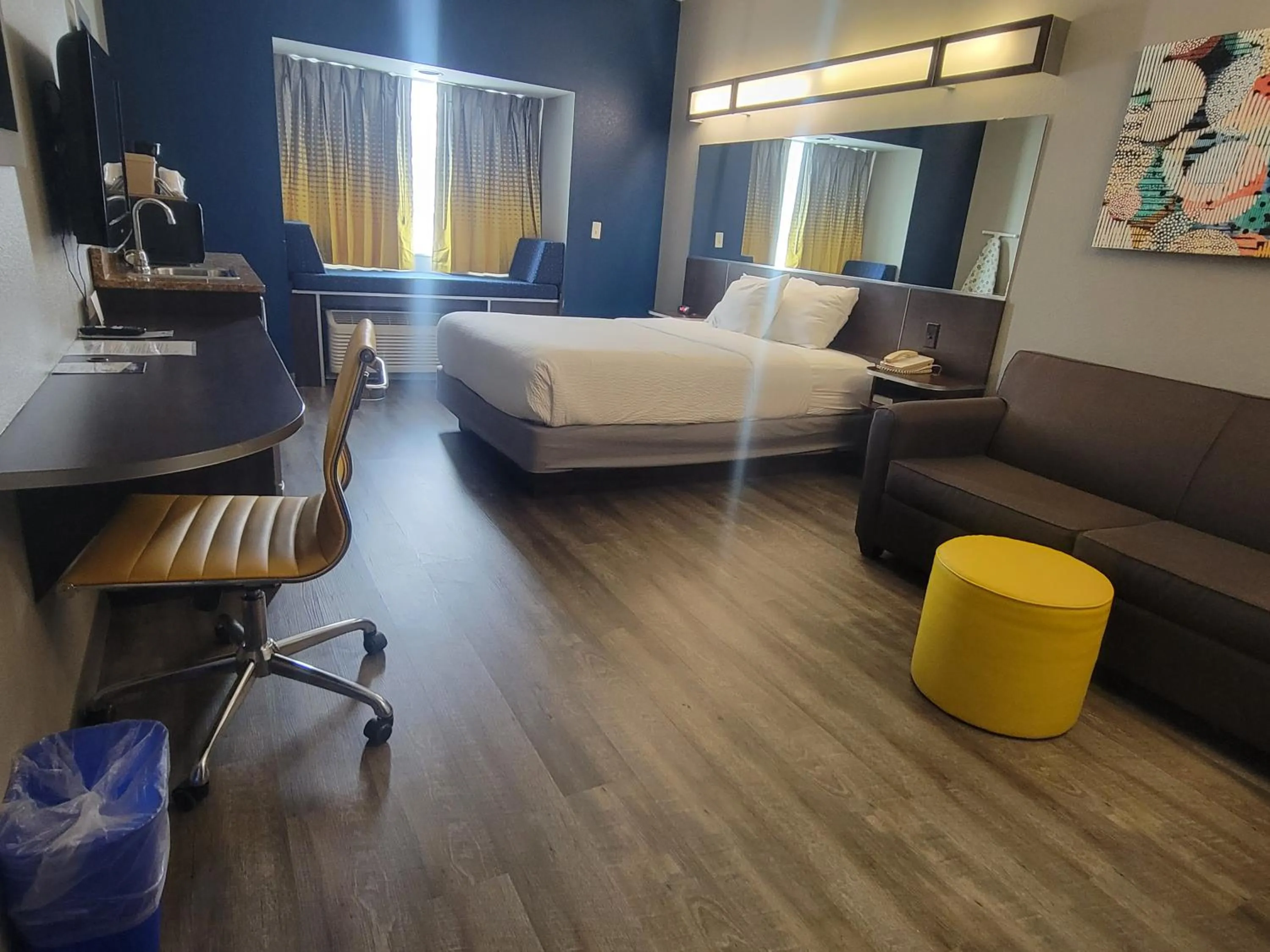 Kitchen or kitchenette, Bed in Microtel Inn & Suites by Wyndham Bluffs