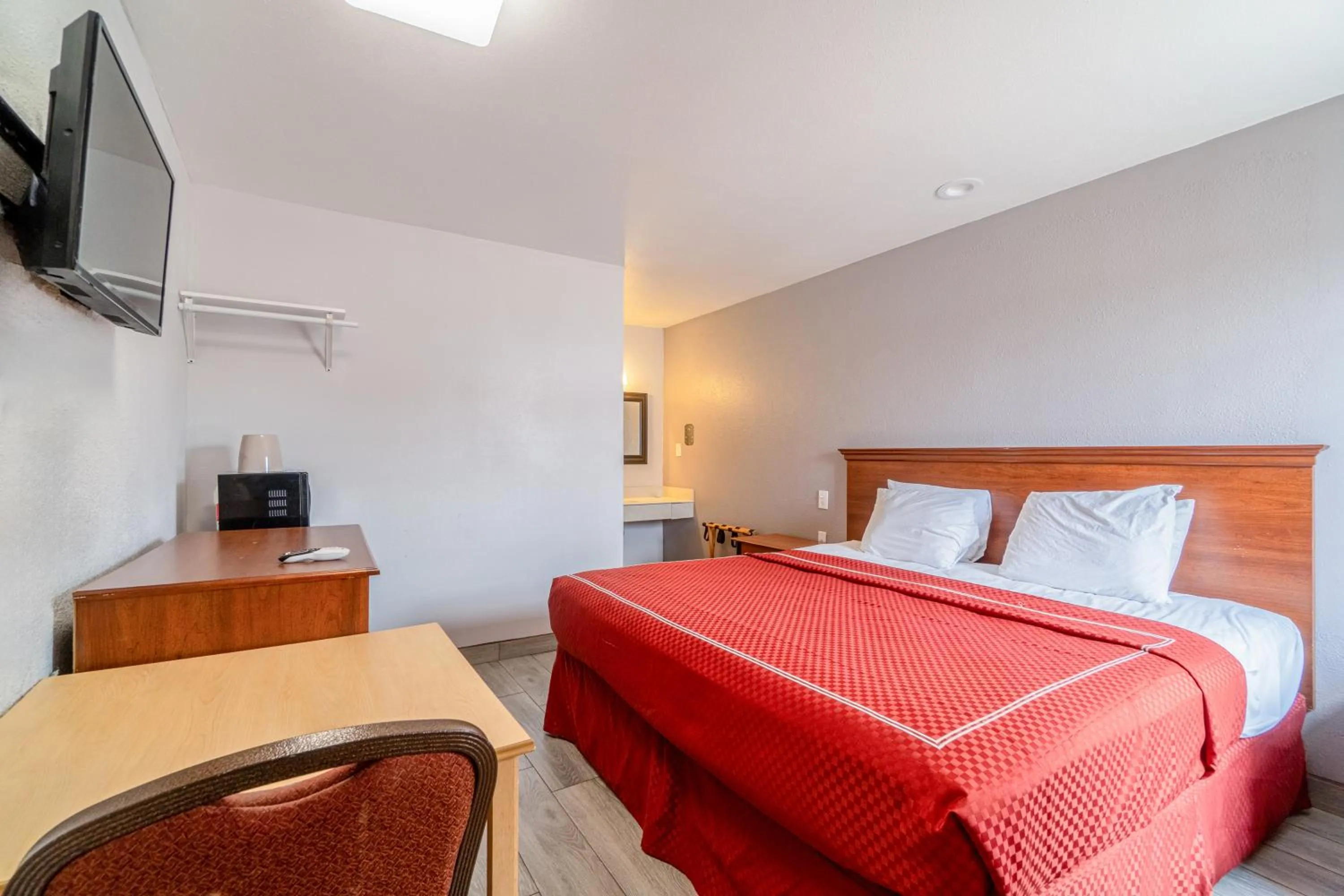 Bedroom, Bed in OYO Budget Inn Falfurrias Hwy 281