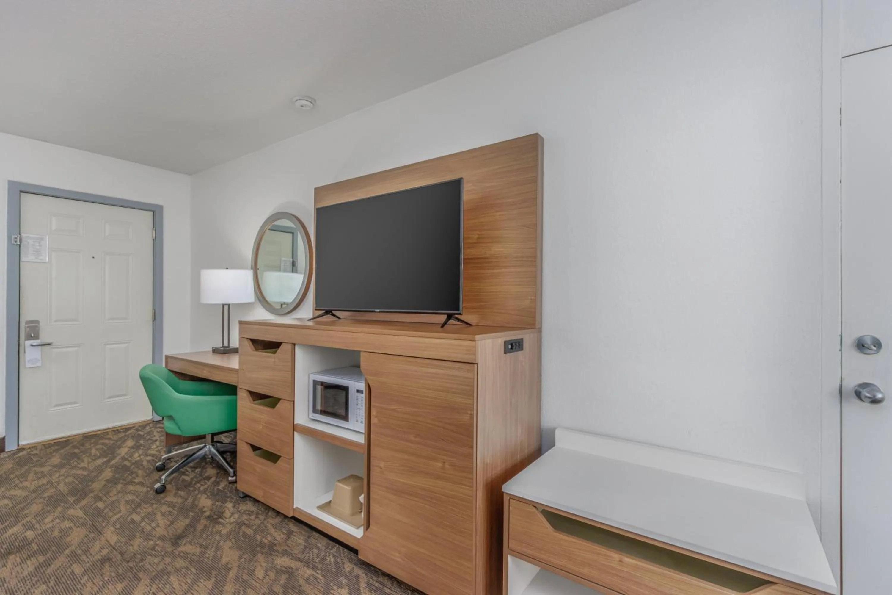 TV and multimedia in Crossroads Inn & Suites