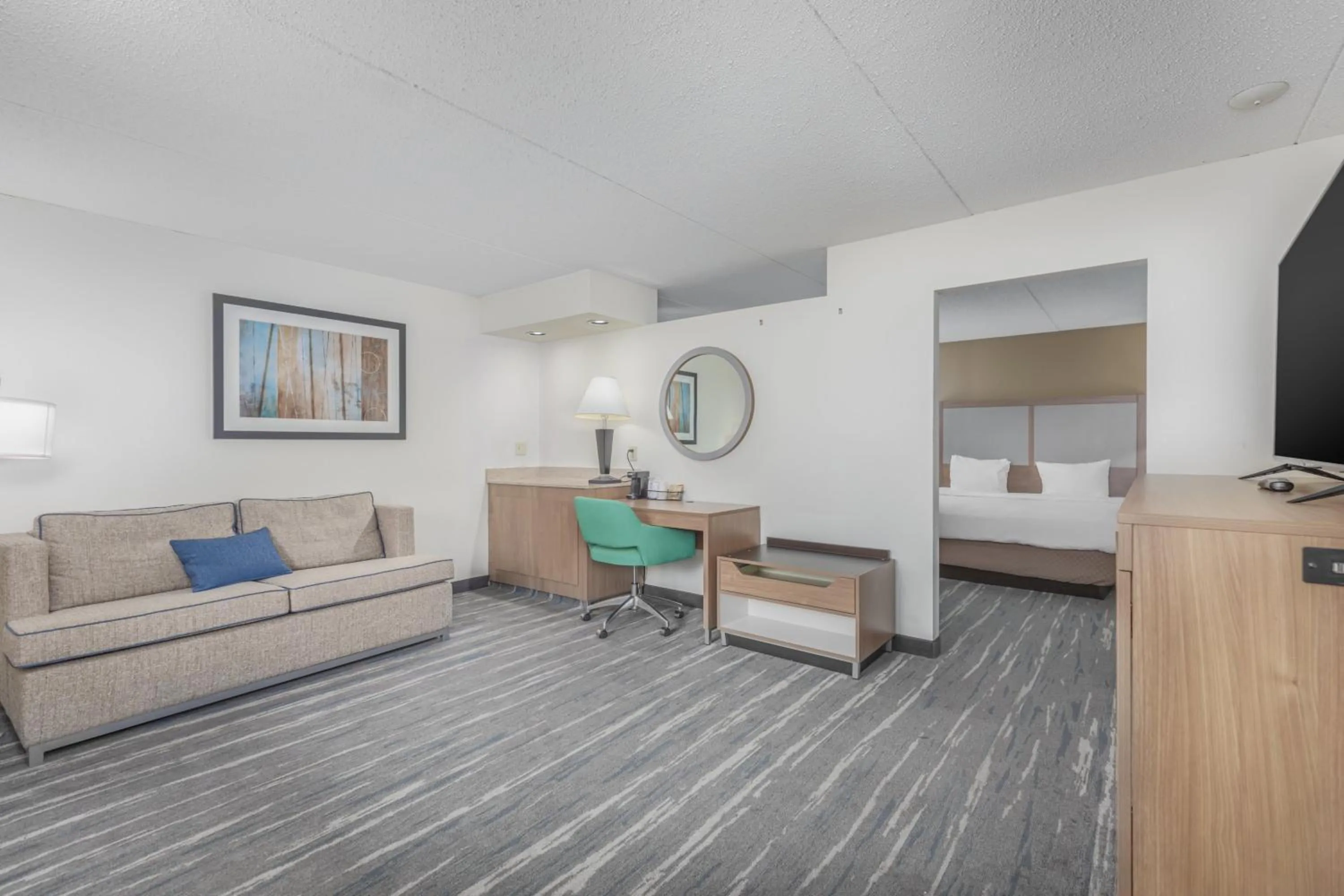 Communal lounge/ TV room, Bed in Crossroads Inn & Suites