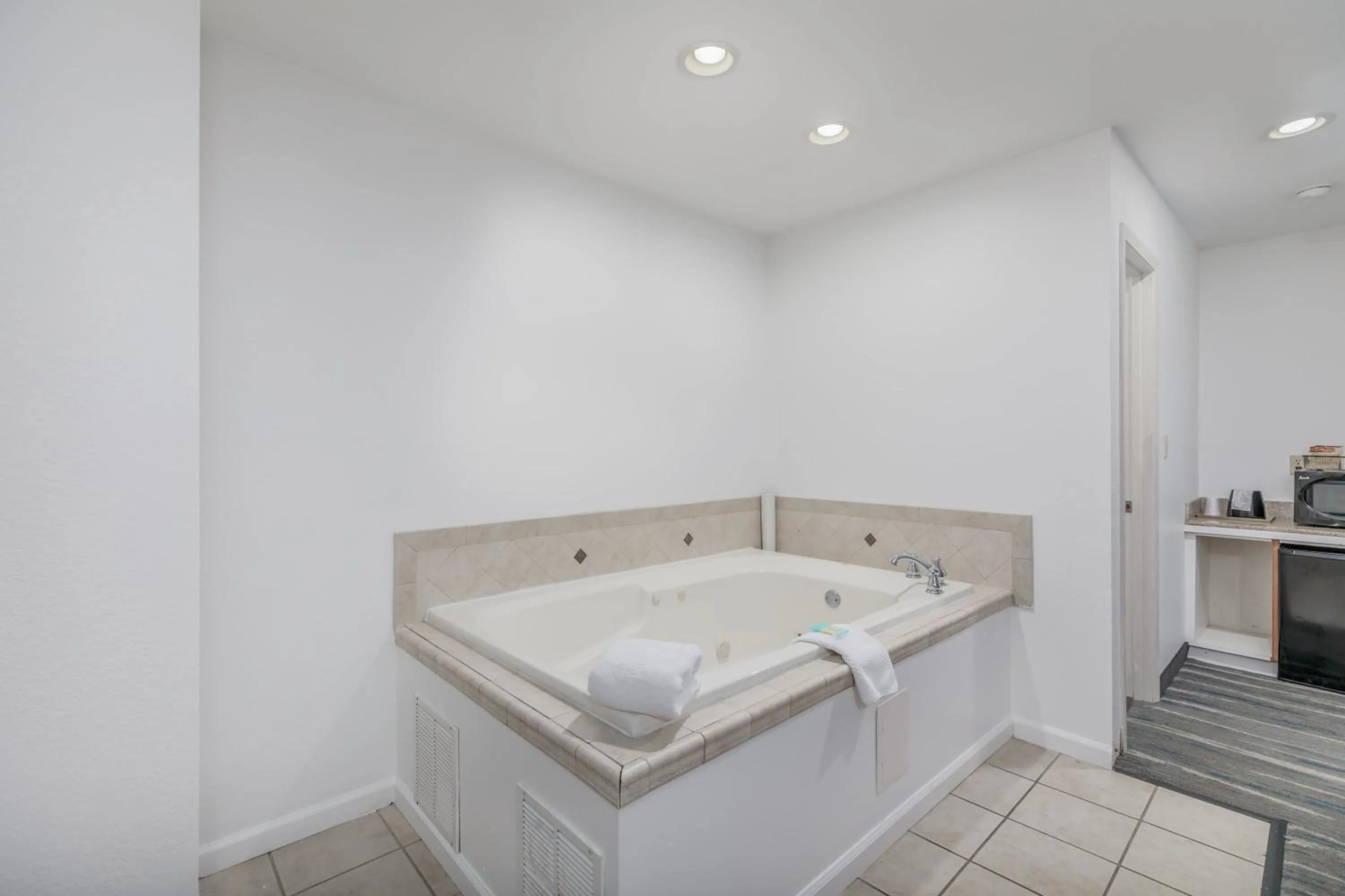 Hot Tub in Crossroads Inn & Suites