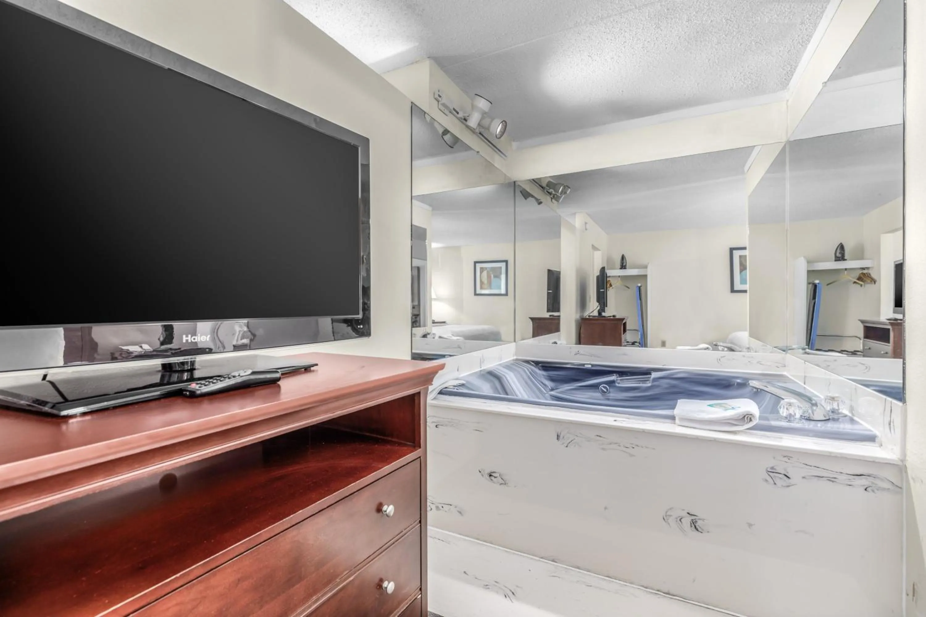 TV and multimedia, Bed in Crossroads Inn & Suites