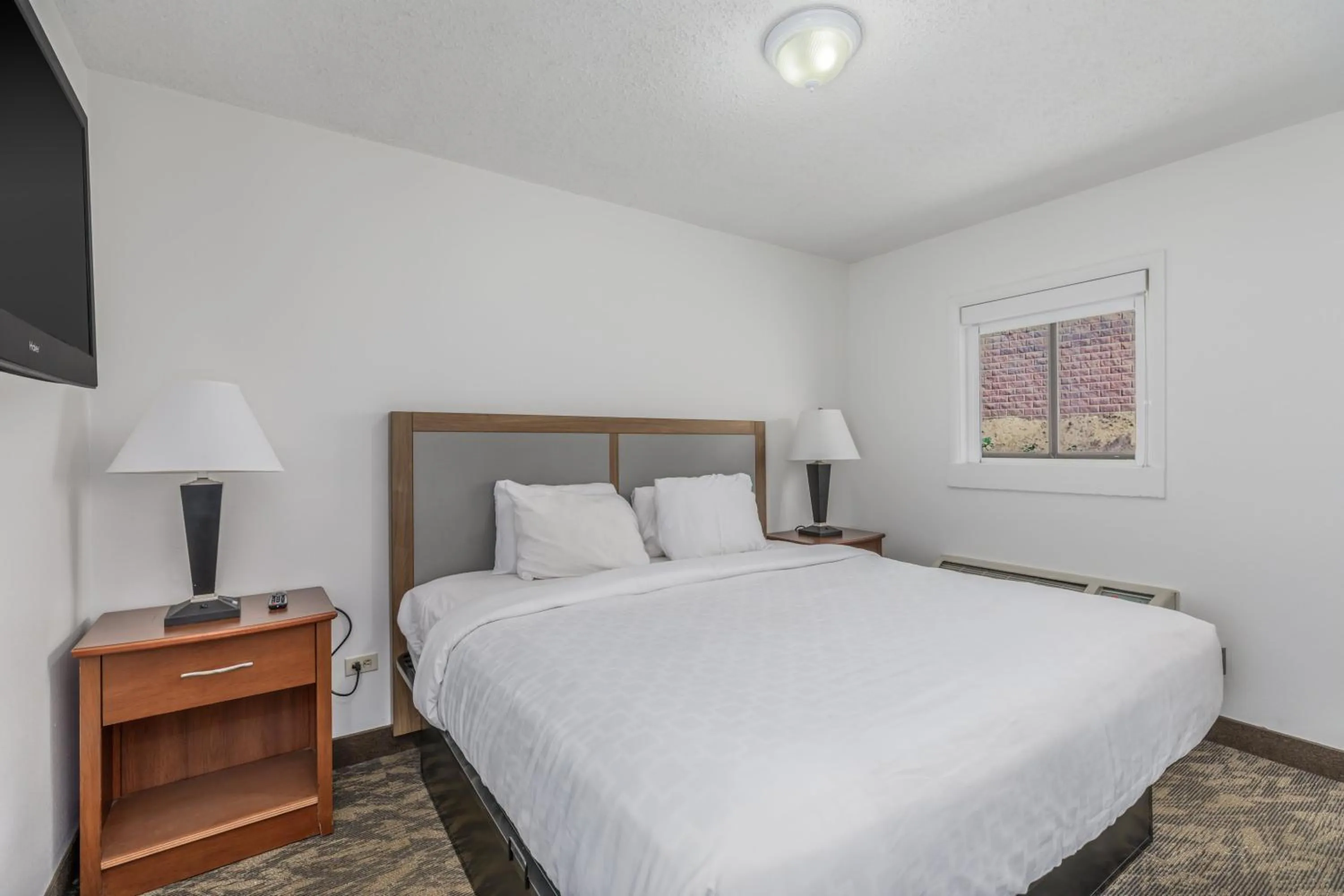 Bed in Crossroads Inn & Suites