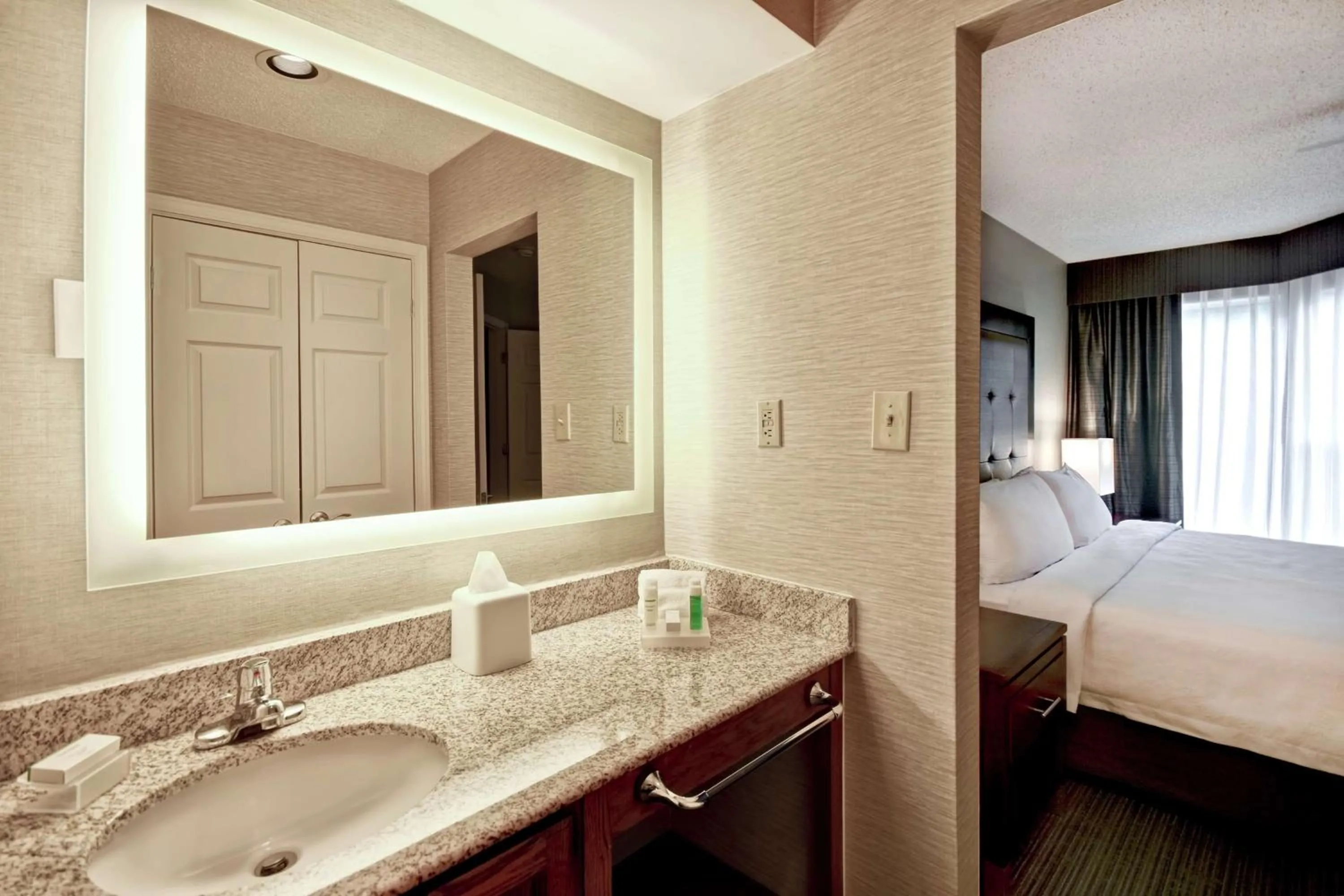 Bathroom, Bed in Homewood Suites by Hilton Atlanta-Galleria/Cumberland