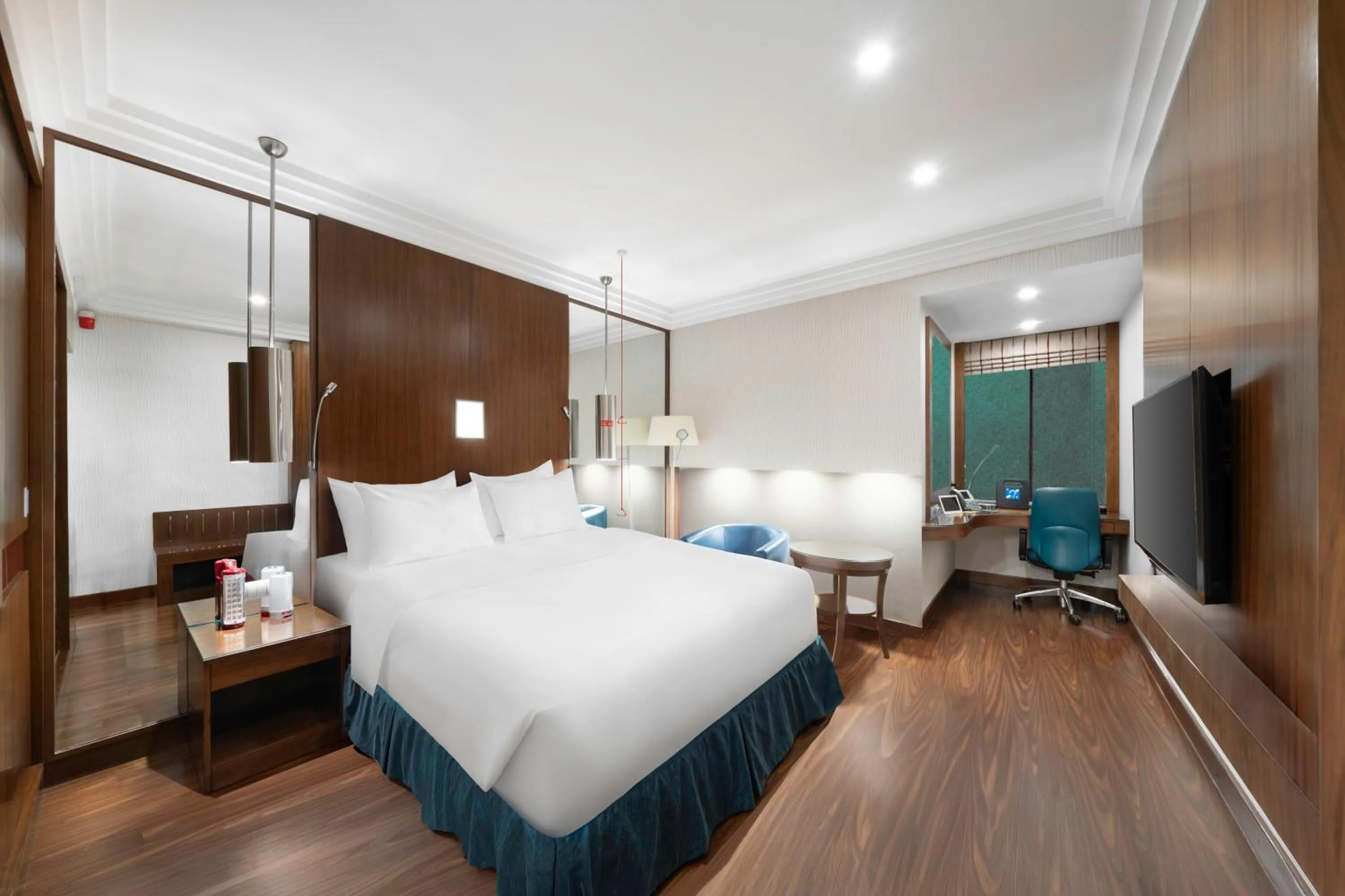 Bedroom, Bed in Radisson Blu Hotel and Convention Center, Riyadh Minhal