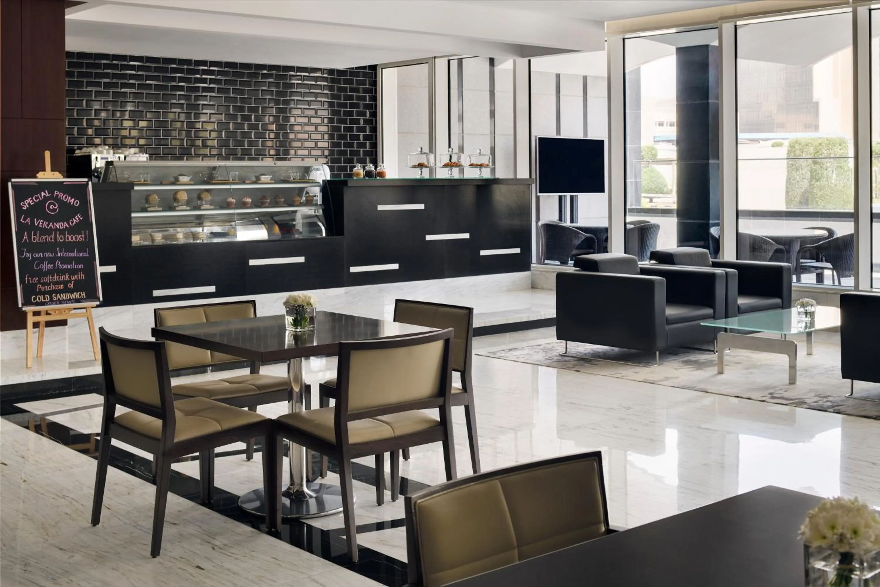 Lounge or bar in Radisson Blu Hotel and Convention Center, Riyadh Minhal