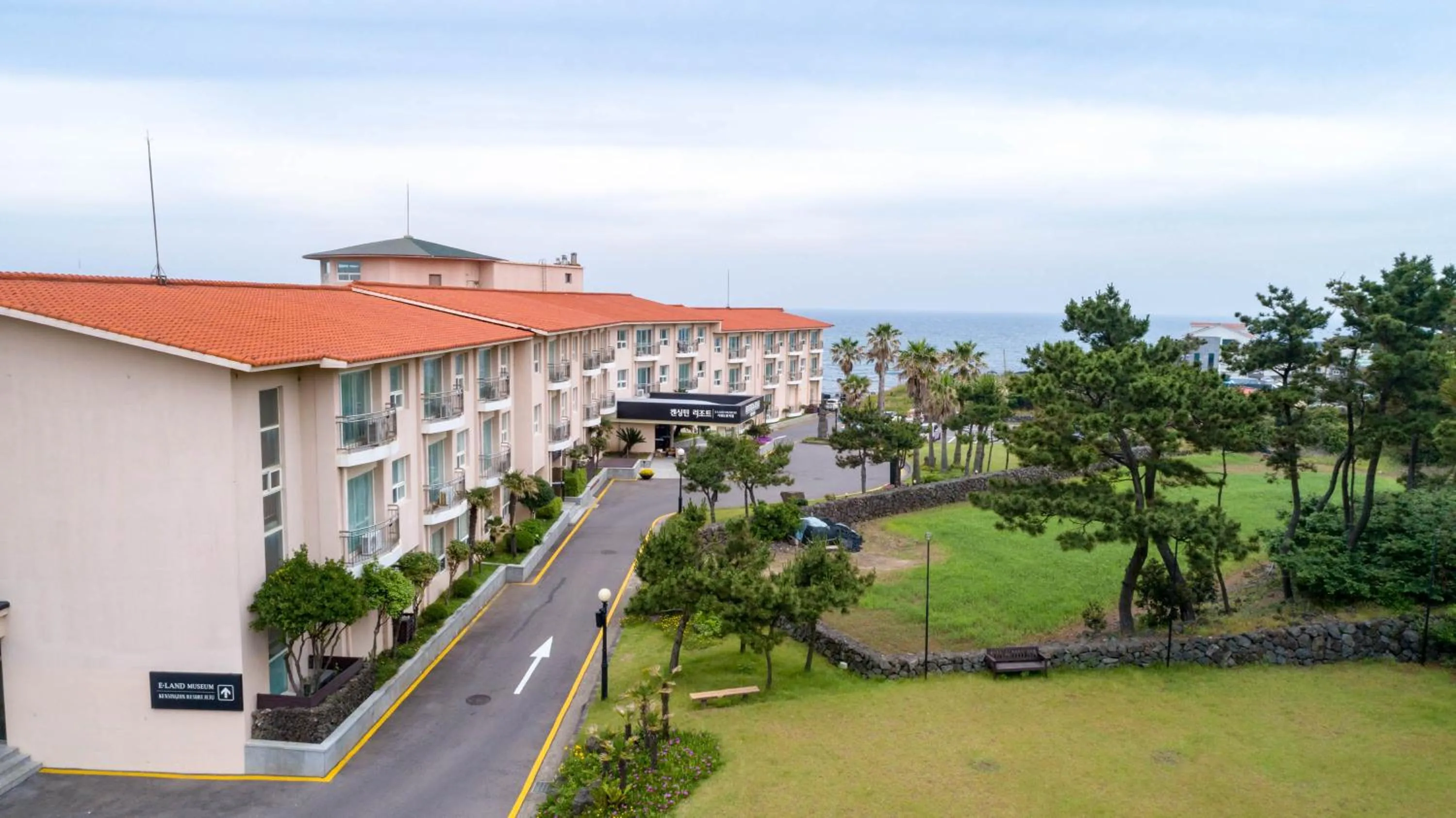 Property building in Kensington Resort Jeju Hanlim