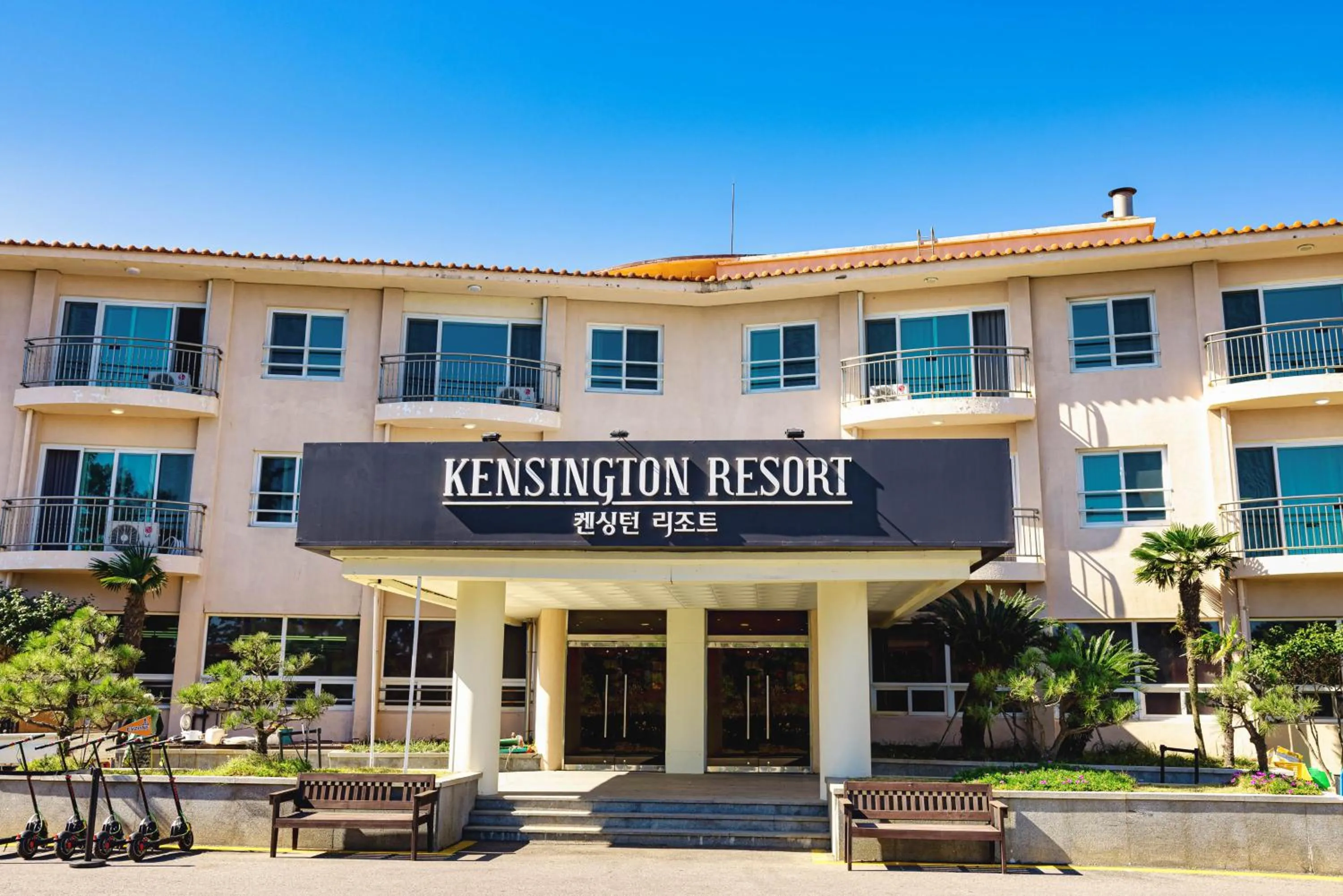 Property building in Kensington Resort Jeju Hanlim