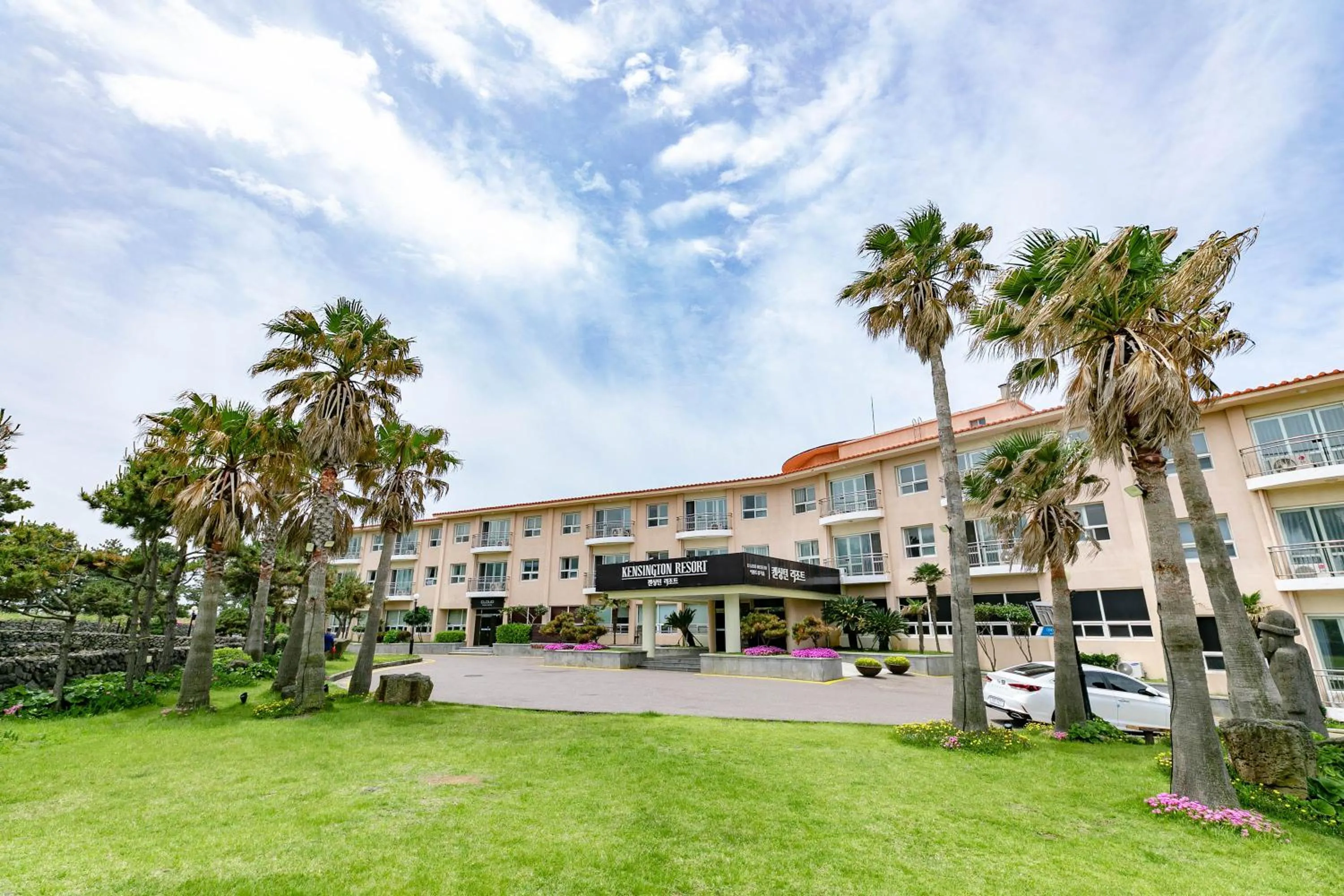Property building in Kensington Resort Jeju Hanlim