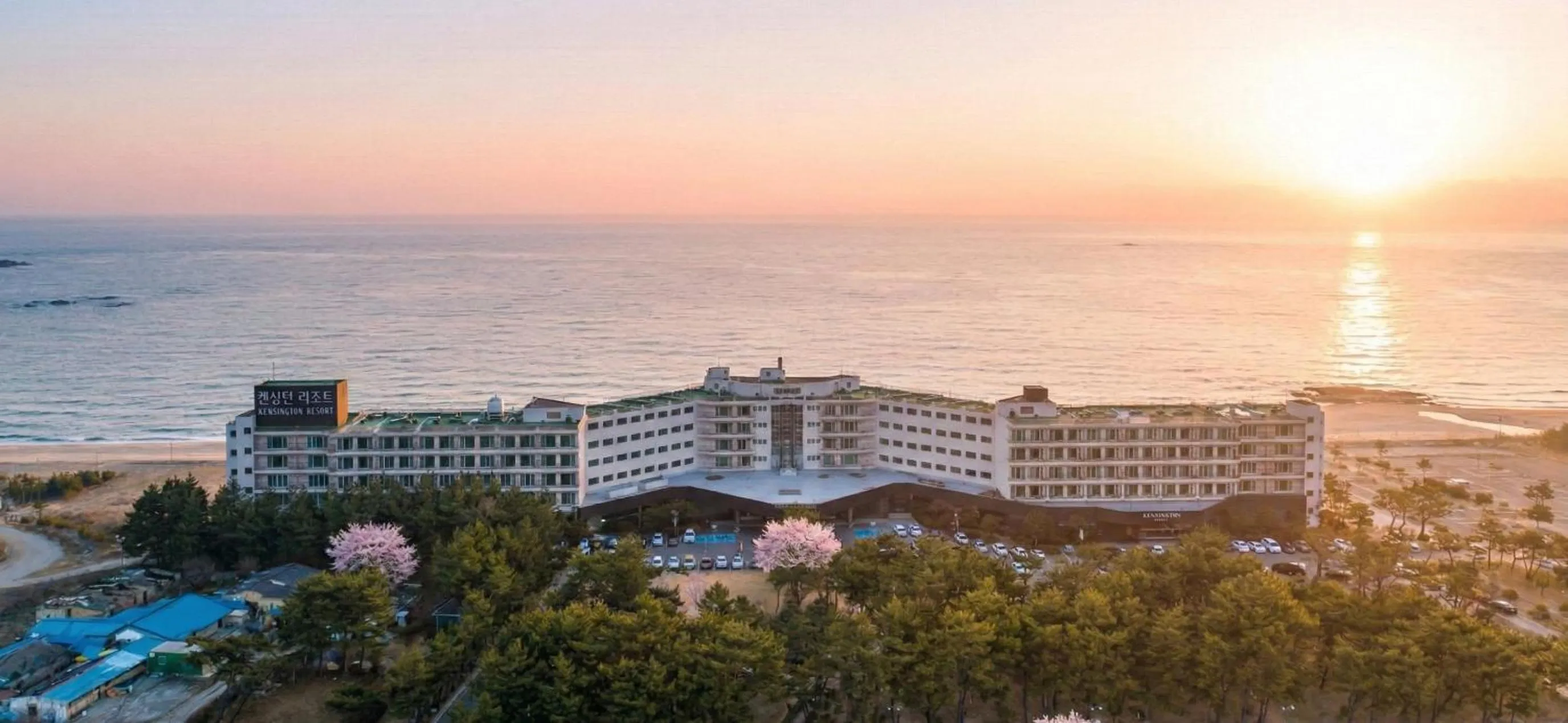 Property building in Kensington Resort Seorak Beach