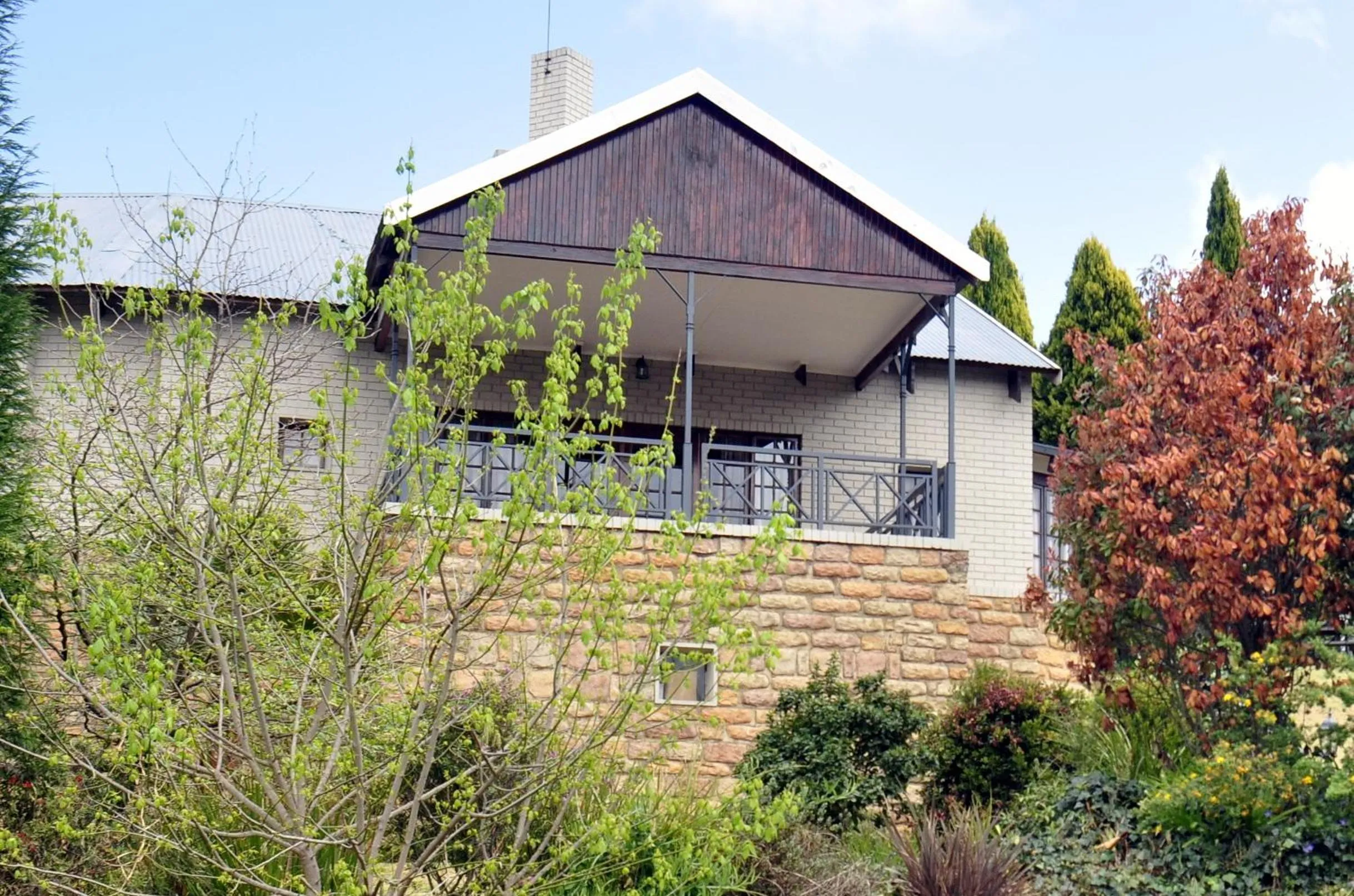 Garden view in The Highlander Hotel Dullstroom